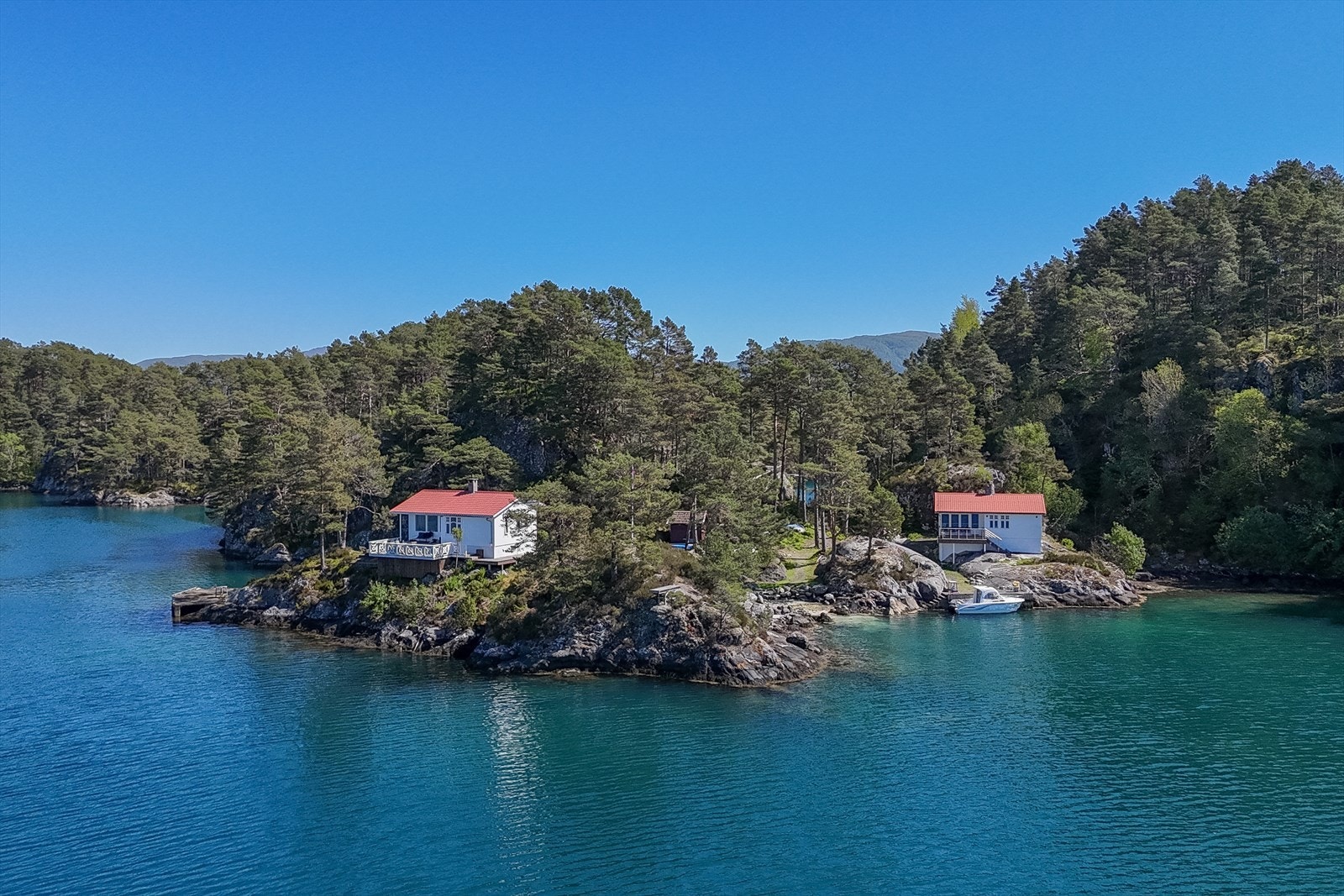 Aktiv eiendomsmegling v/ Aleksander Lenning og Elise Linningsvoll har gleden av å presentere Litla Bjørnarøy. Galleribilde