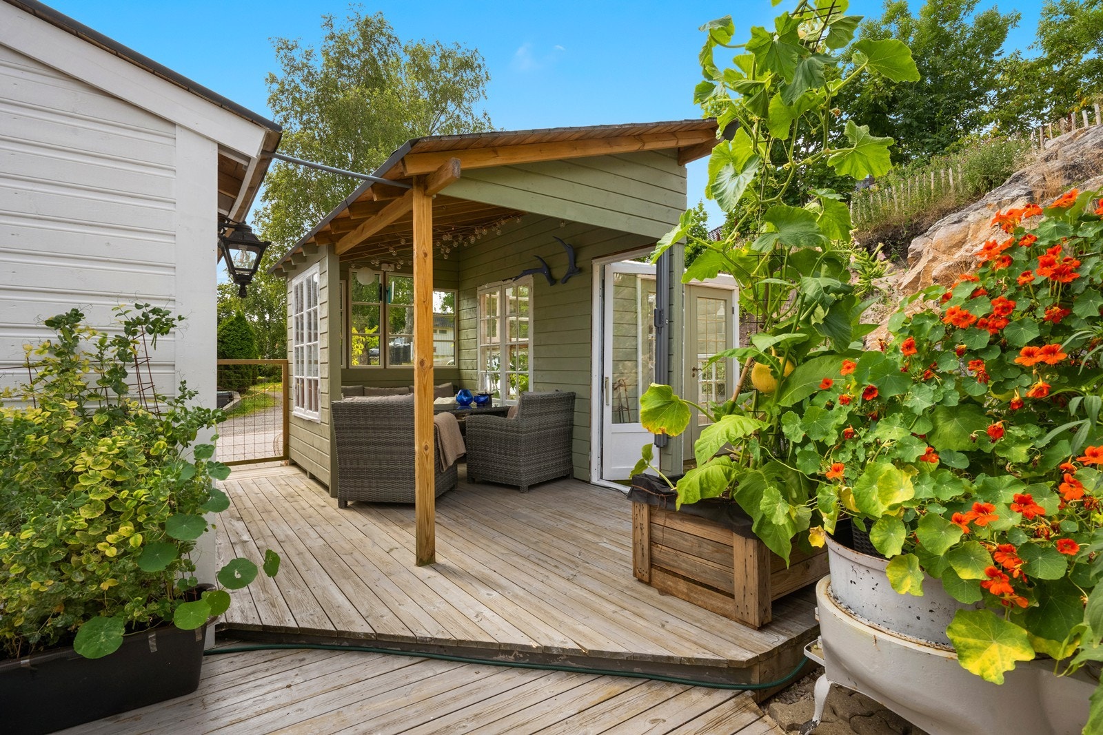 Et sjarmerende lysthus utvider bruksmulighetene i hagen. Galleribilde