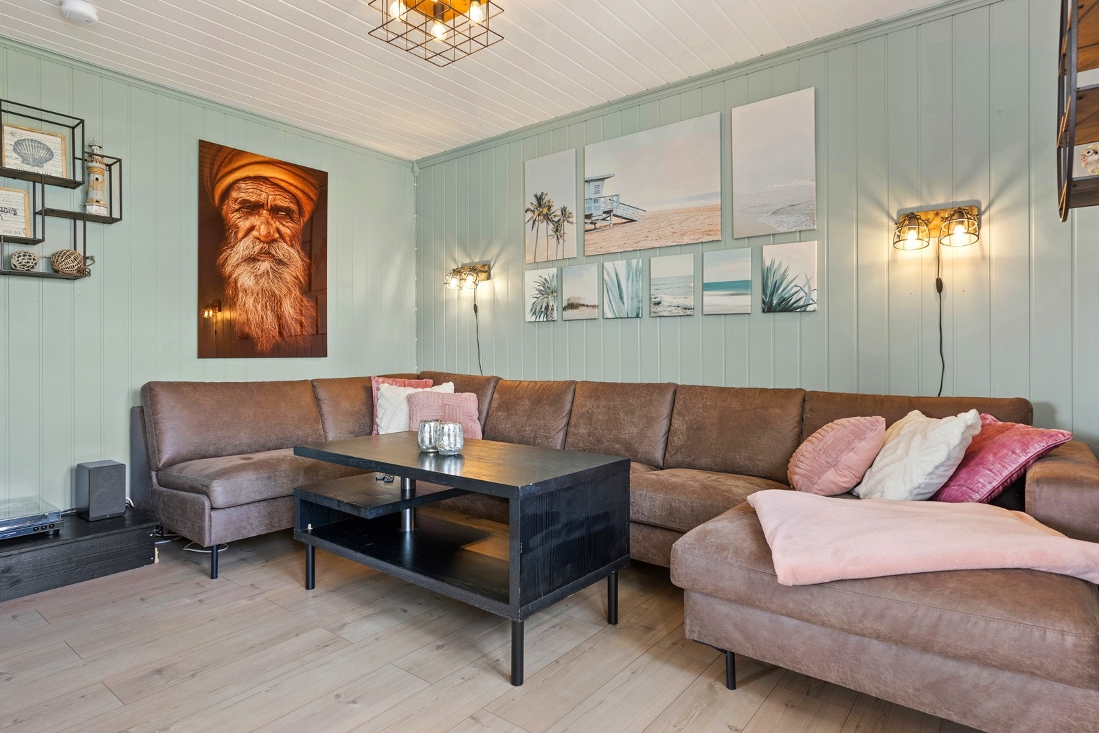I første etasje finner du en hyggelig TV-stue, adskilt fra det åpne kjøkken- og spiseområdet. Galleribilde