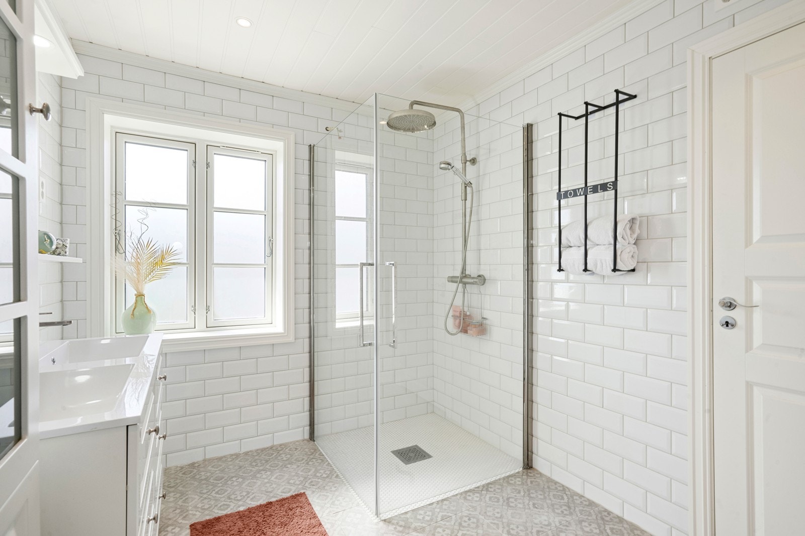 Badet er utstyrt med en romslig, senket dusjnisje, vegghengt toalett og mekanisk avtrekksvifte. Galleribilde
