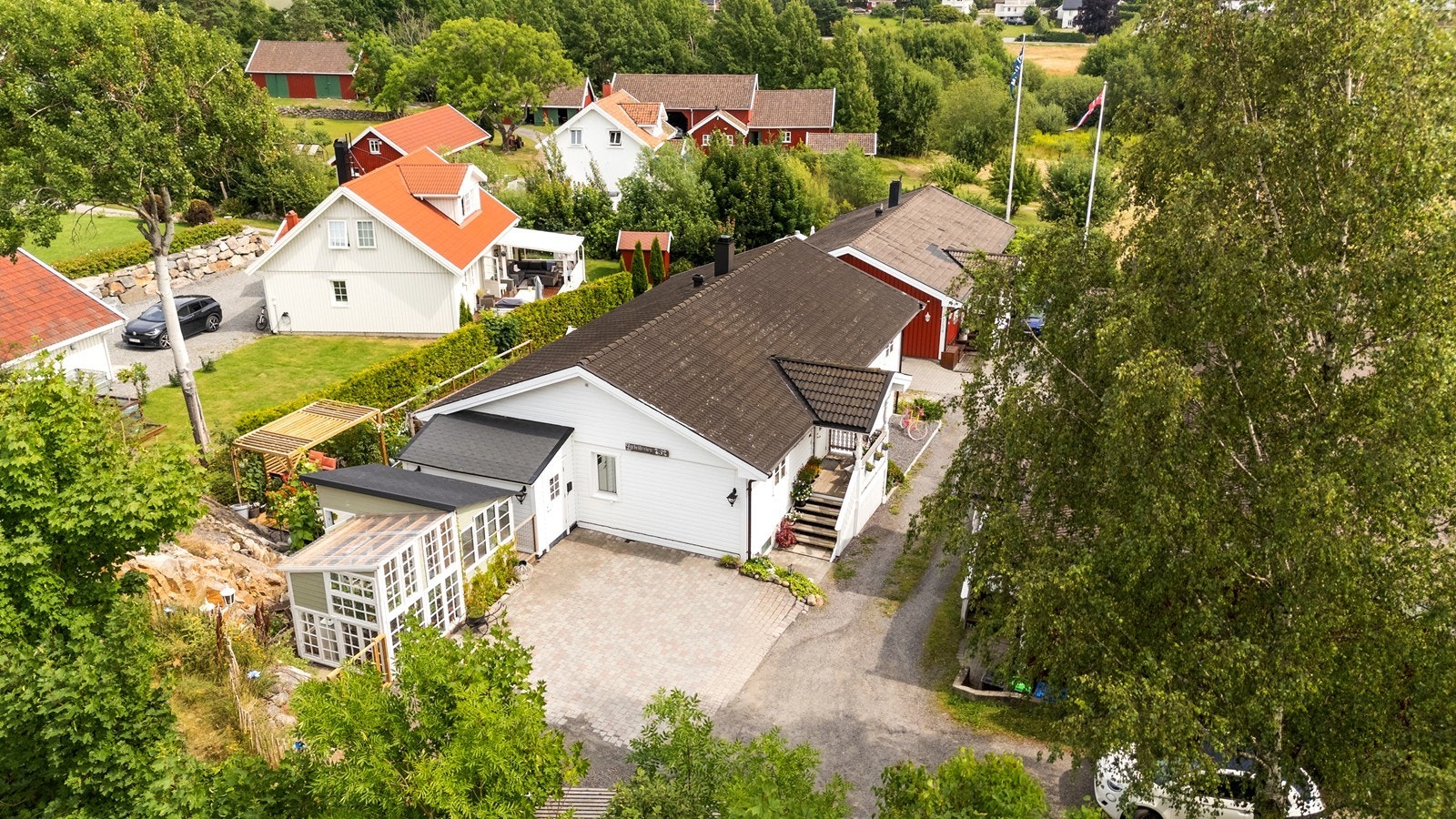 Velkommen til Larkollveien 752! Eiendommen har 623,5 kvm eiet tomt Galleribilde