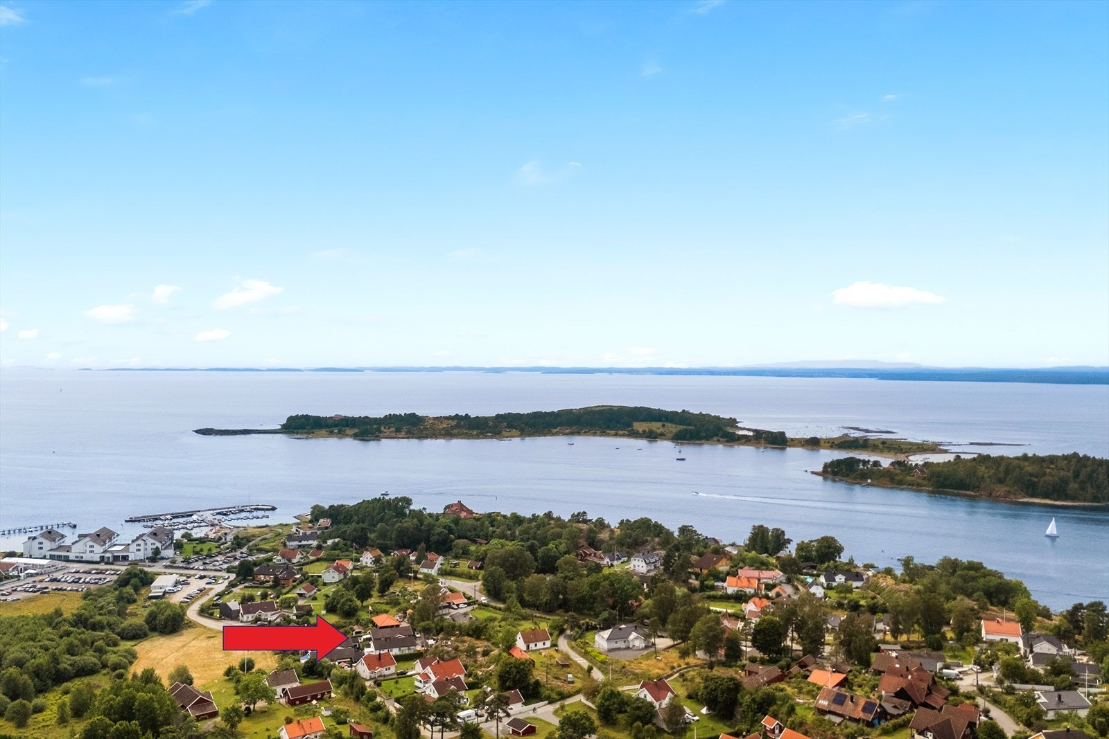 Eiendommen finner du i landlige omgivelser i Larkollen med nærhet til sjø, åkerlandskap og natur. Galleribilde