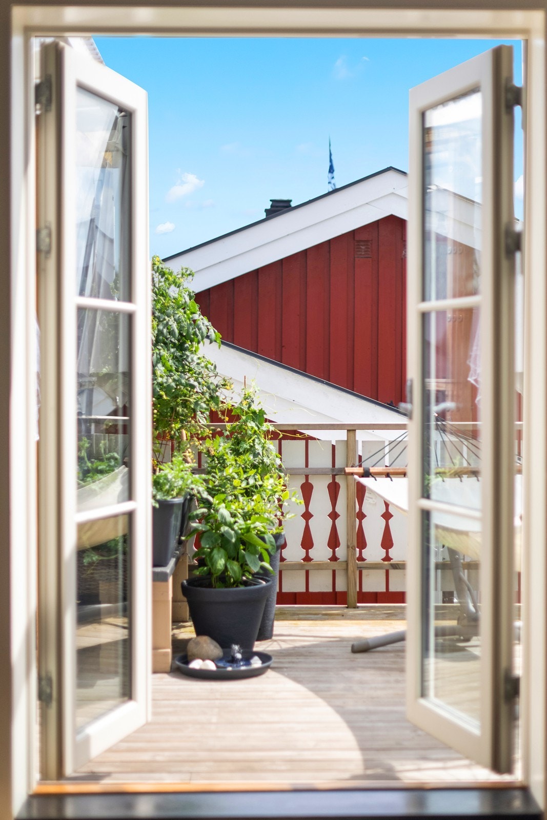 Fra stuen er det direkte utgang til uteområdet via tofløyet terrassedør. Galleribilde