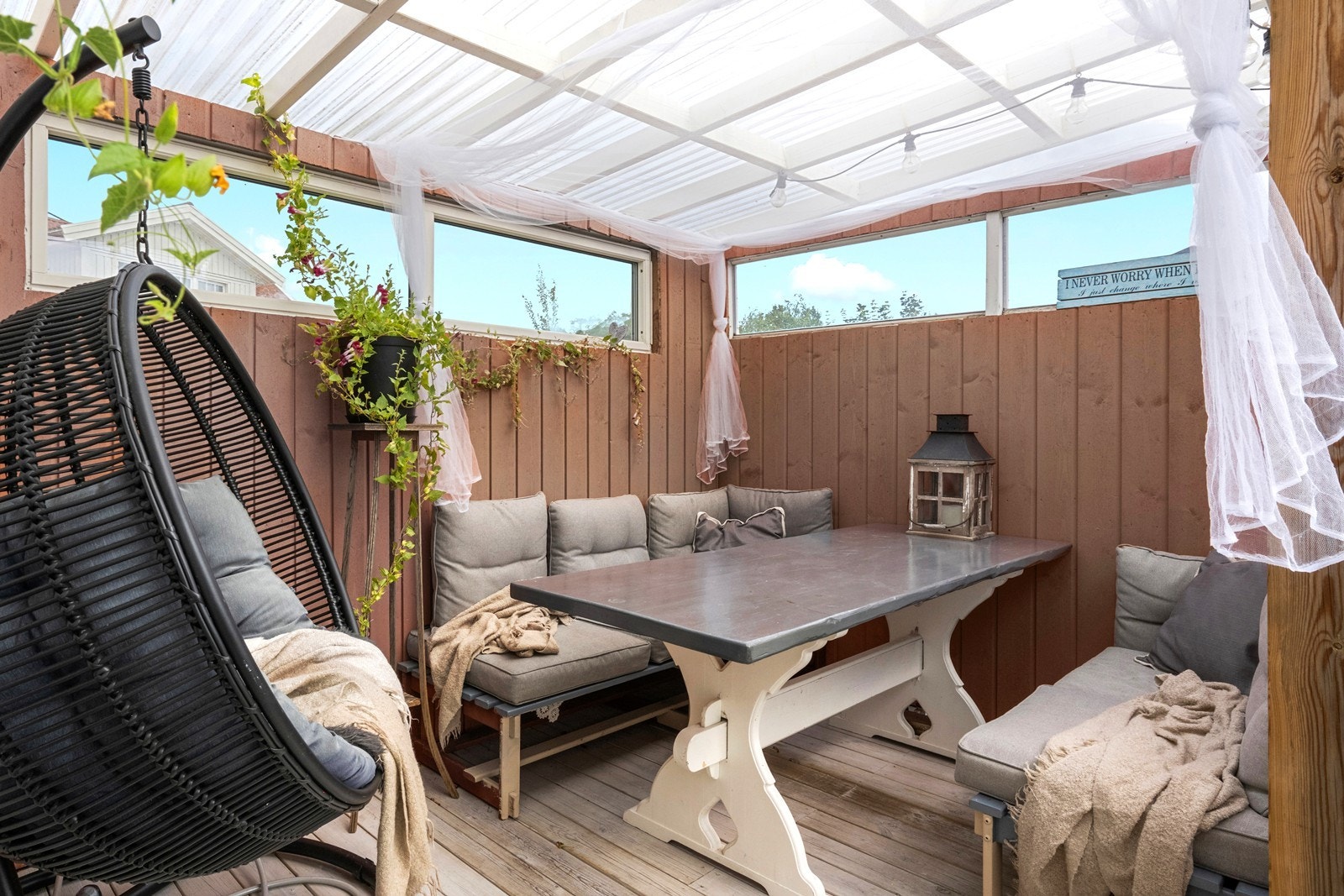 En av de overbygde uteplassene, perfekt for å forlenge sommersesongen. Galleribilde