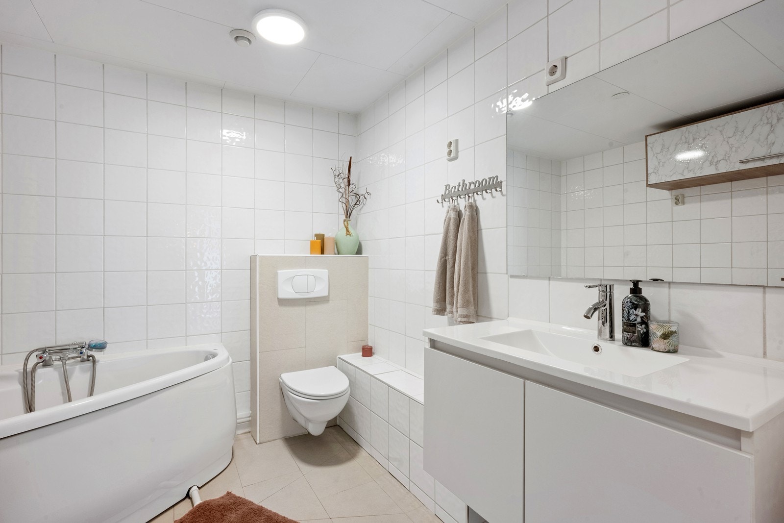 Badet i underetasjen er utstyrt med badekar og har opplegg for vaskemaskin. Galleribilde