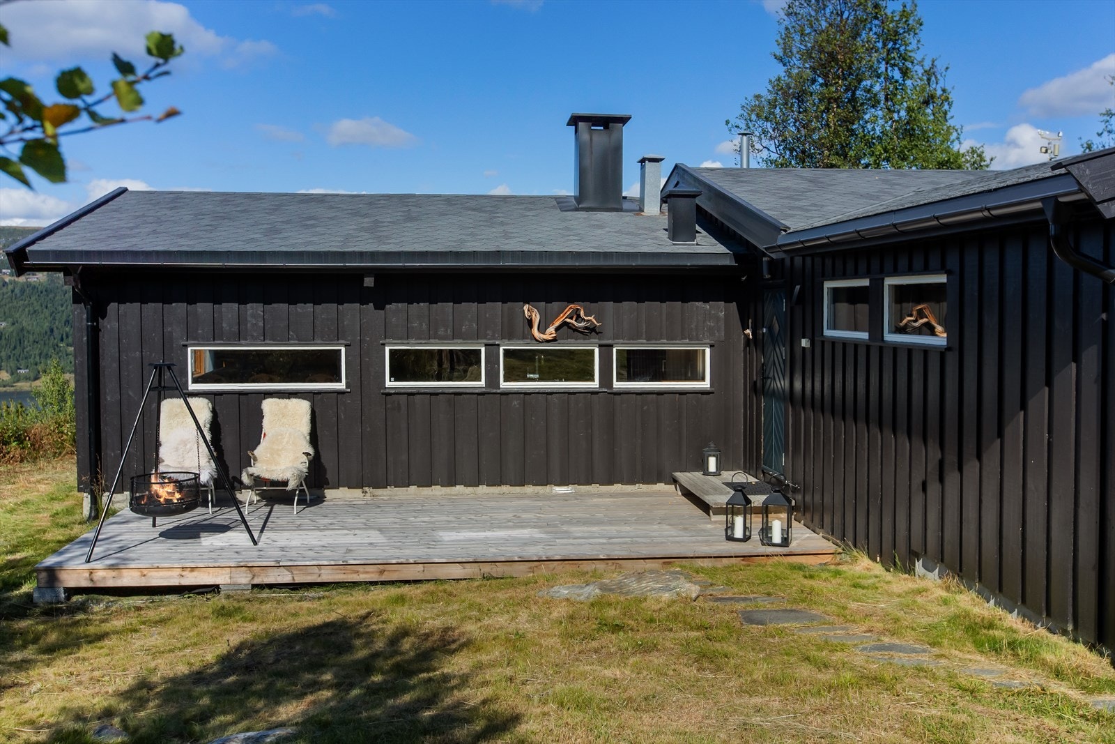 Eiendommen har et koselig inngangsparti og flere fine uteplasser, perfekt for morgenkaffen eller lange sommerkvelder. Galleribilde