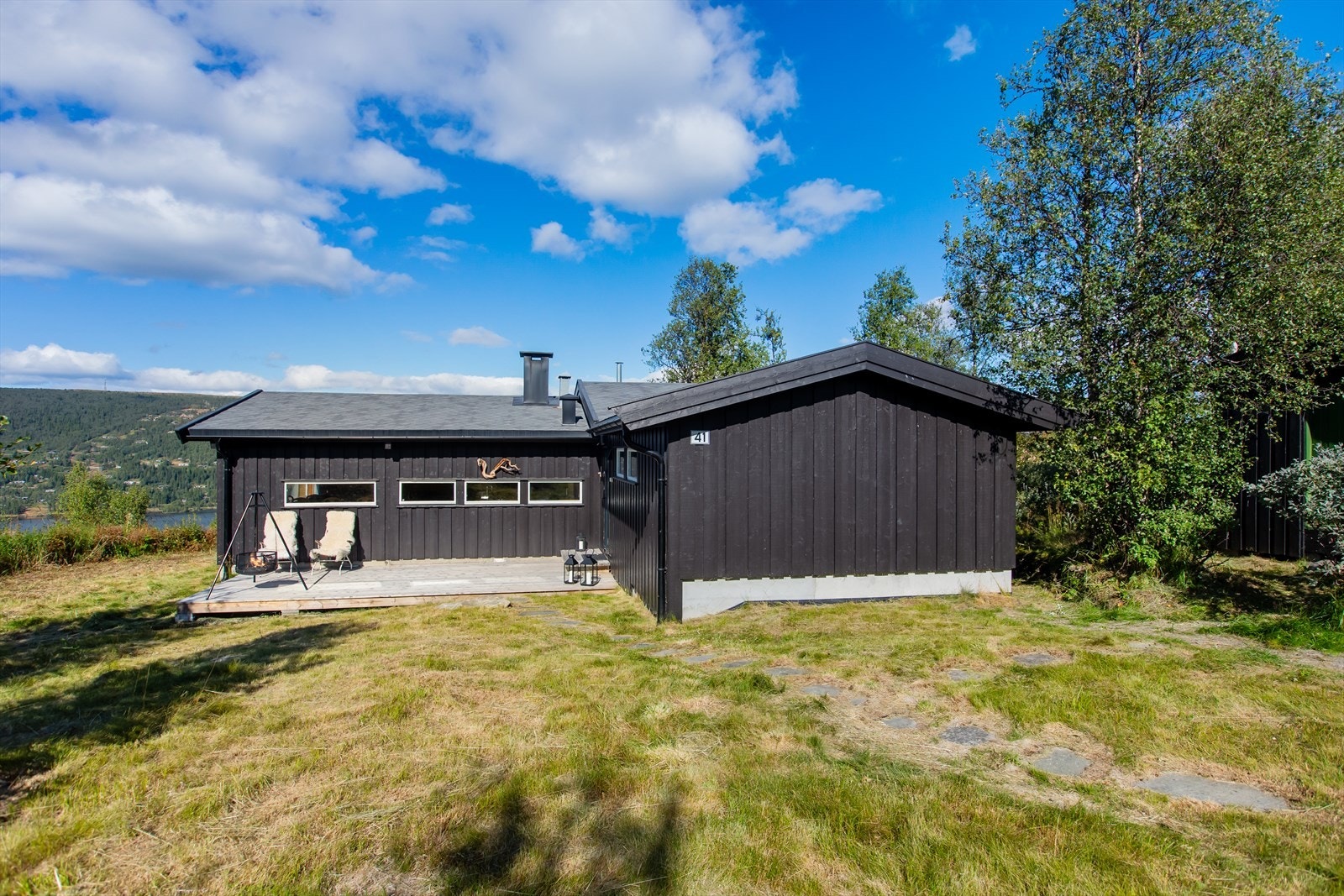 På tunet er det fin plass til lek og moro for de yngste. Galleribilde