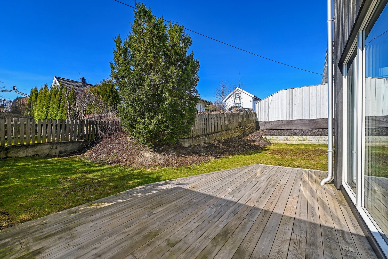Sydvendt og skjermet terrasse. Galleribilde