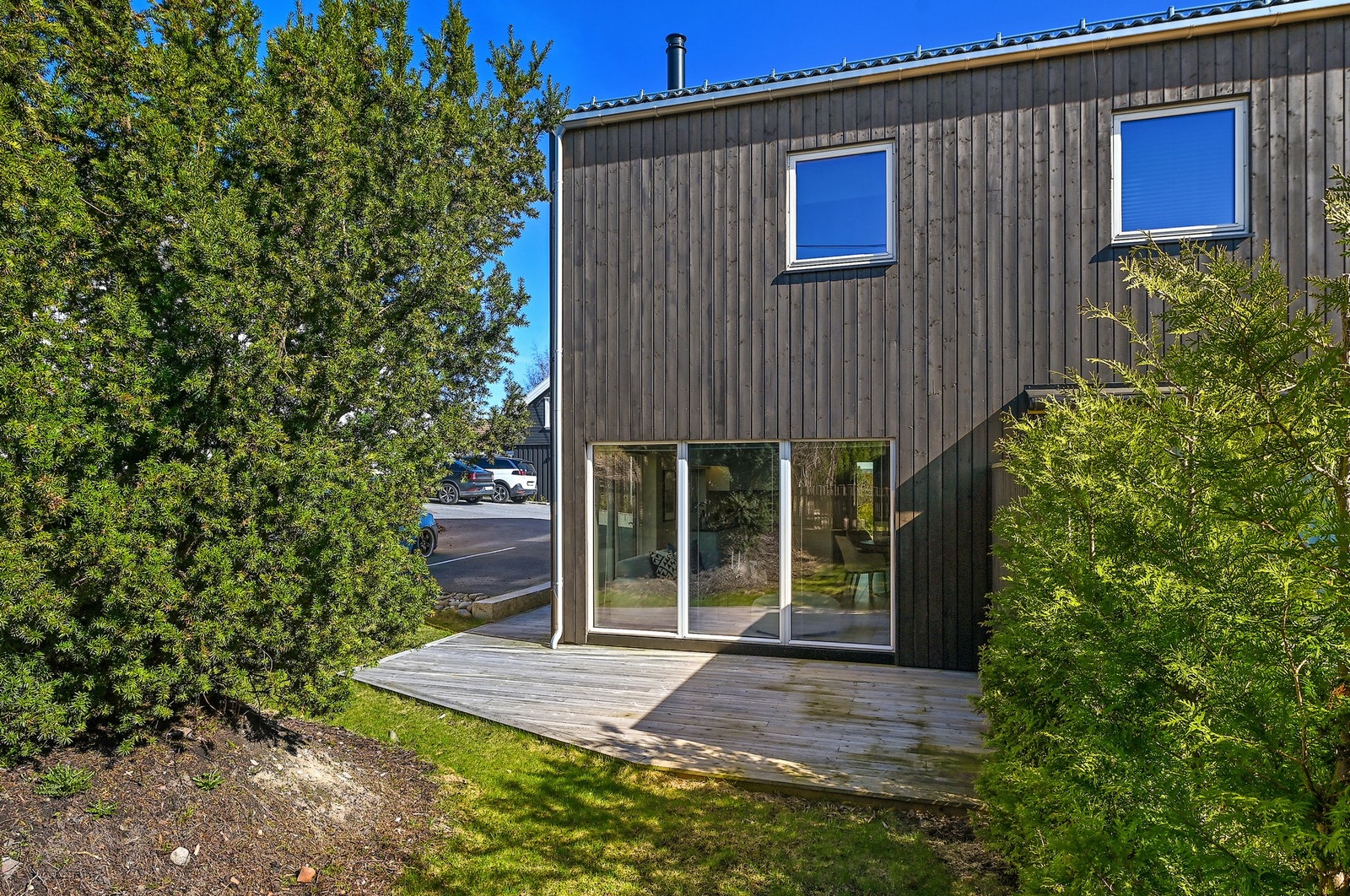 Blant innholdet kan nevnes 3 soverom, bad, separat vaskerom og et ekstra gjestetoalett. Galleribilde