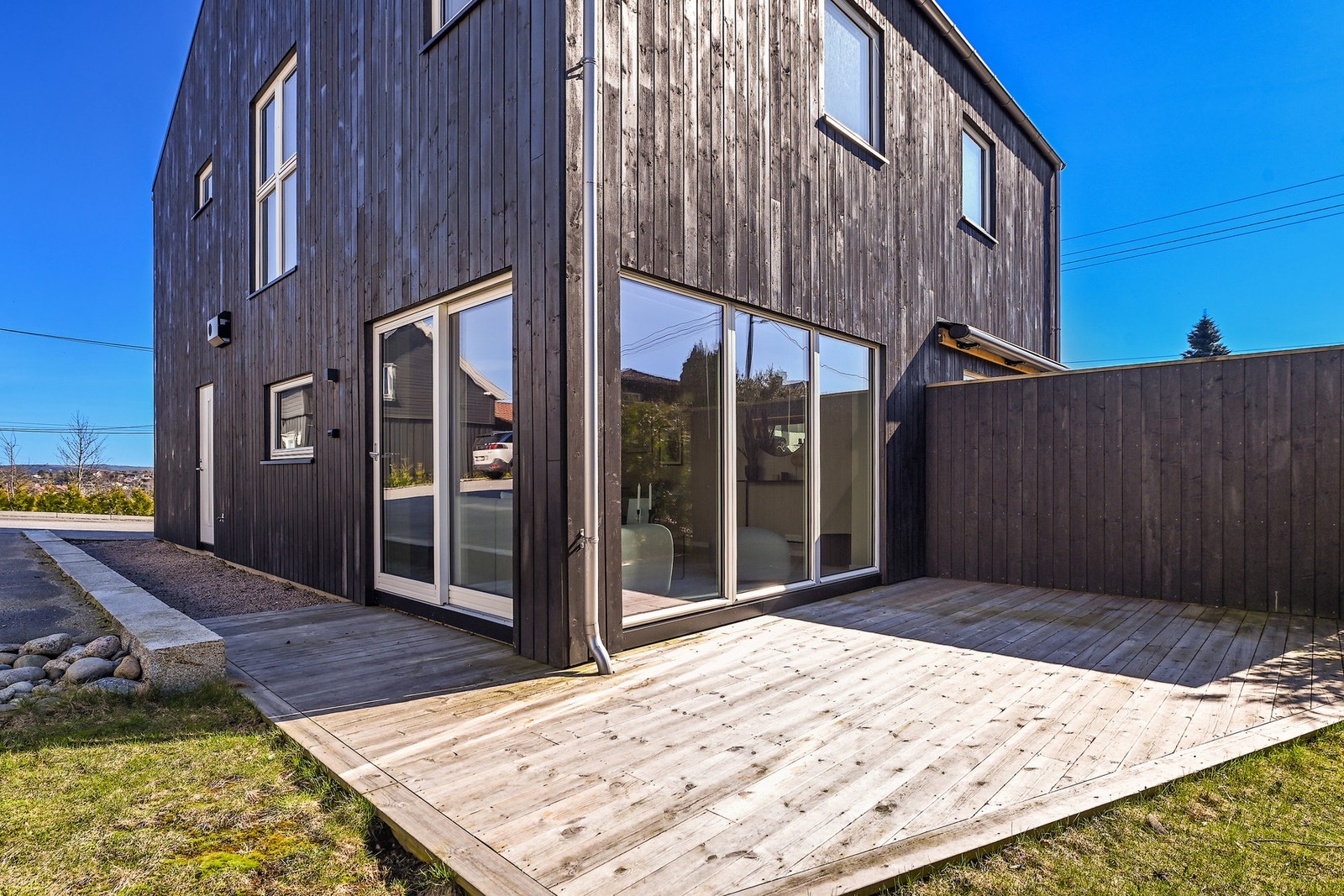 Dette er en moderne bolig godt utnyttet planløsning og store vinduer. Galleribilde