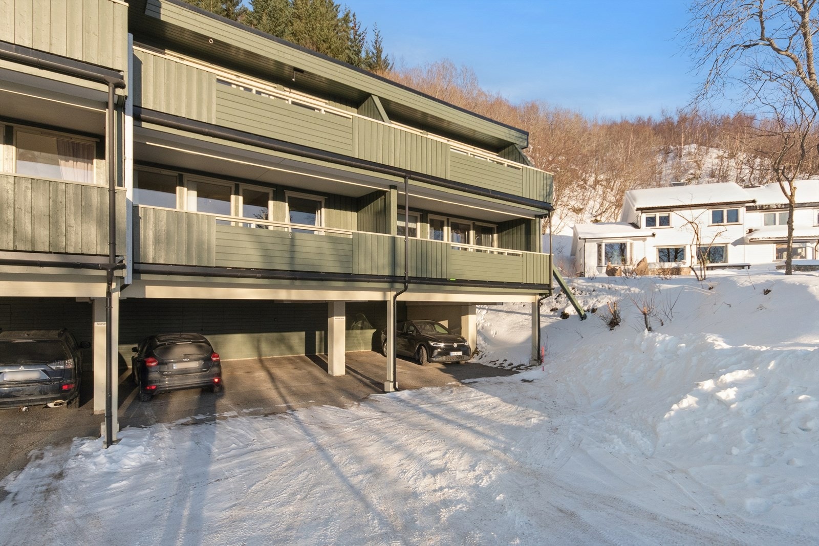 Med leiligheten følger det en parkeringsplass i carport. Galleribilde