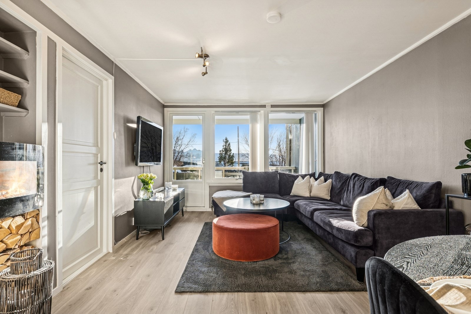Vi beveger oss videre inn i en lys og innbydende stue. Galleribilde
