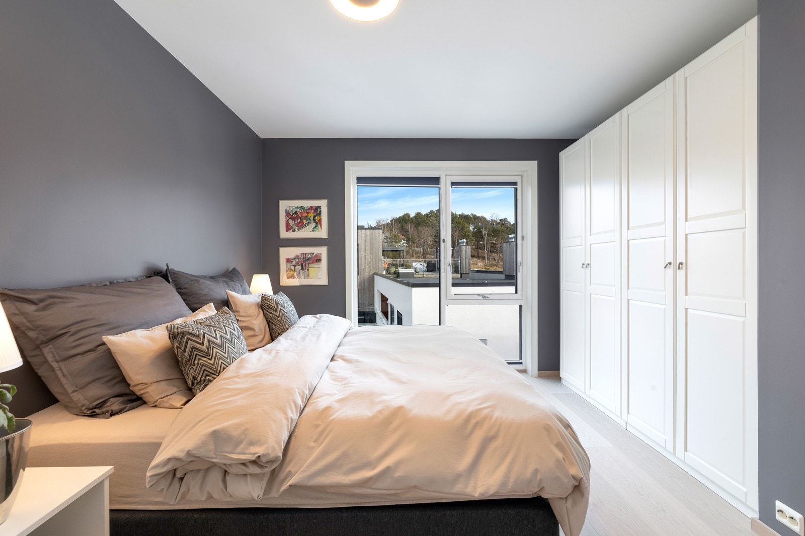 Godt med garderobeplass på hovedsoverom Galleribilde