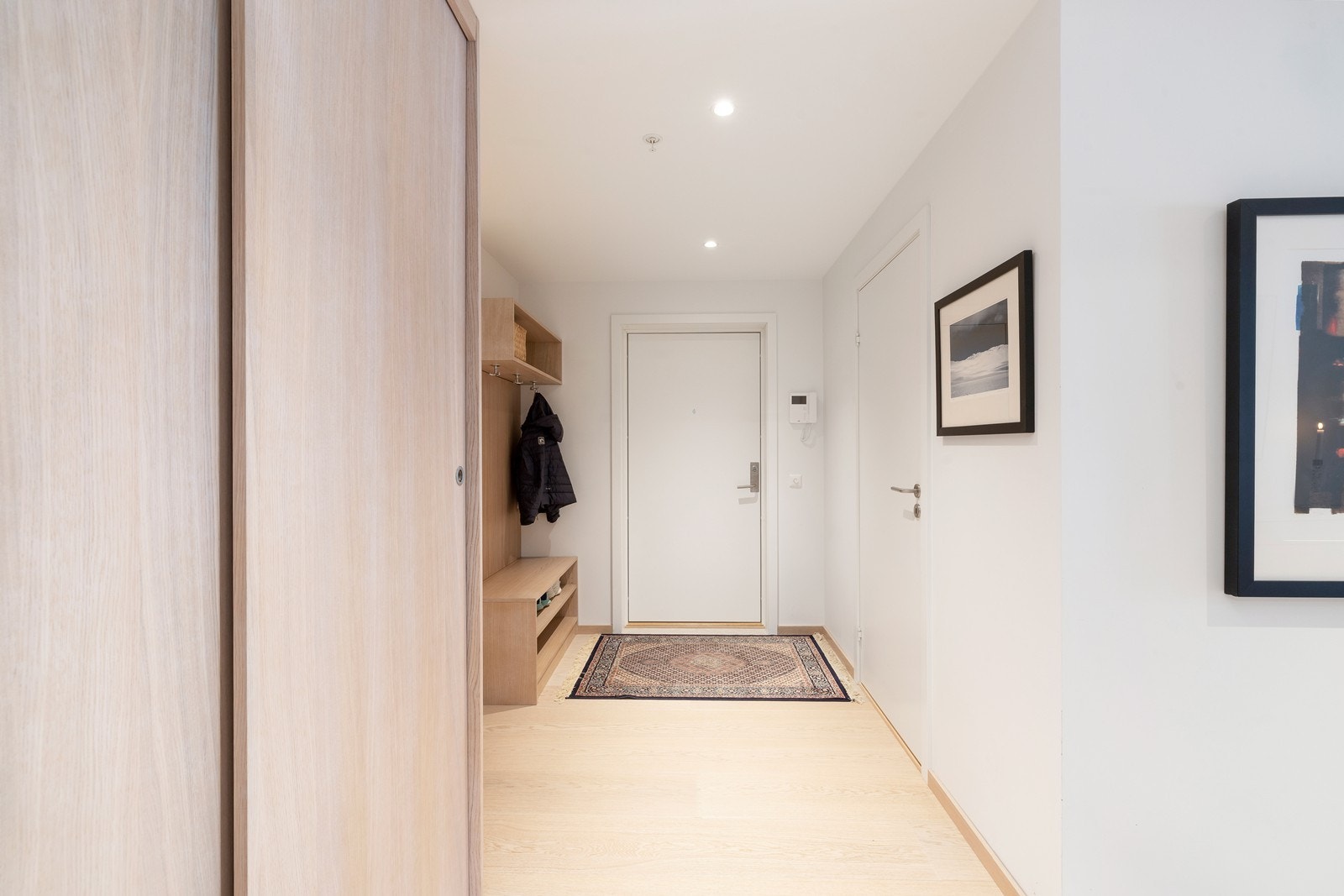 Fra felles trappeoppgang eller med heisadkomst kommer man inn i en romslig entre med gode oppbevaringsmuligheter i plassbygd garderobe Galleribilde