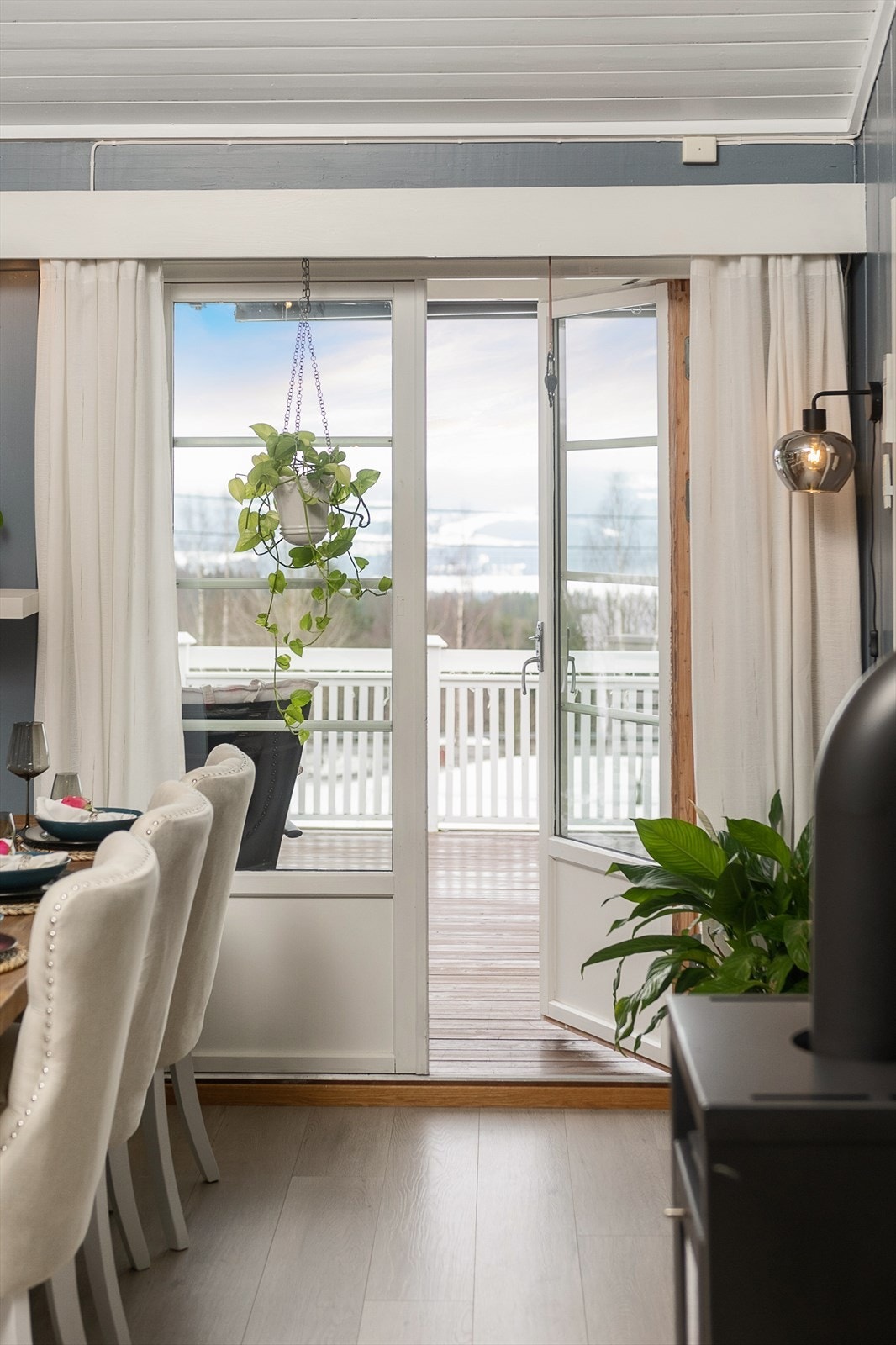 Den doble terrassedøren åpner opp mot en stor veranda på 29 m². Galleribilde