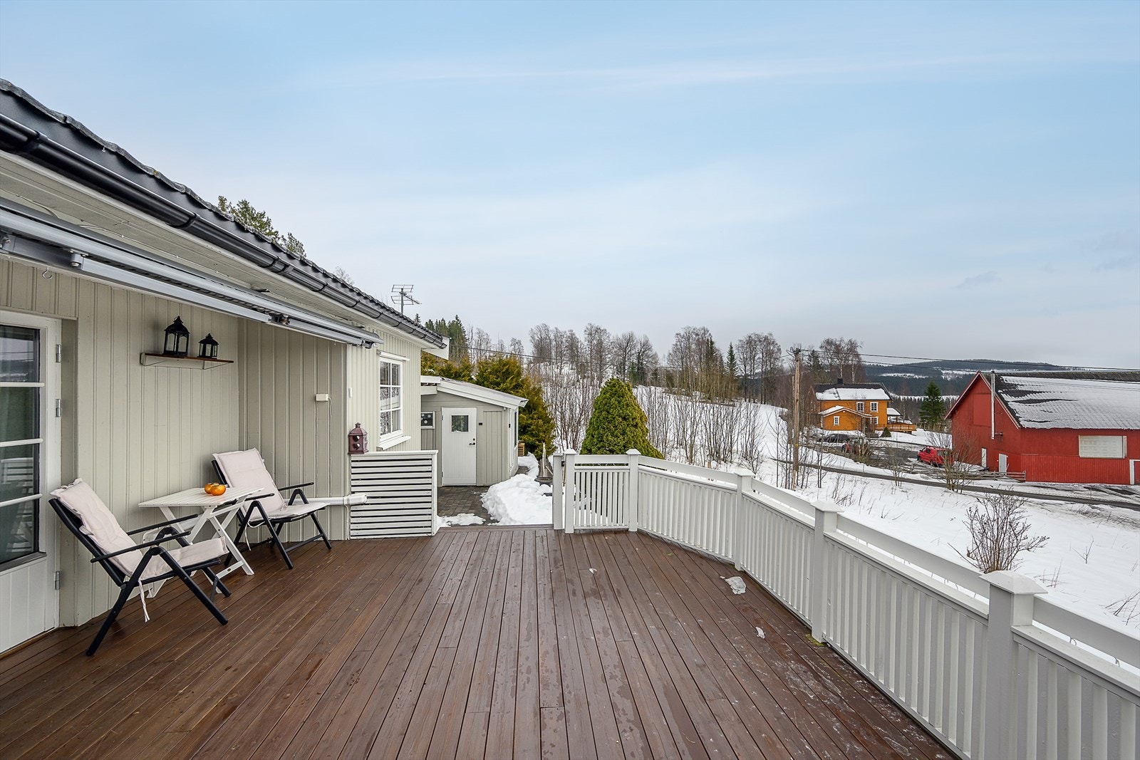 Verandaen strekker seg langs boligen og har direkte utgang fra spisestuen. Galleribilde