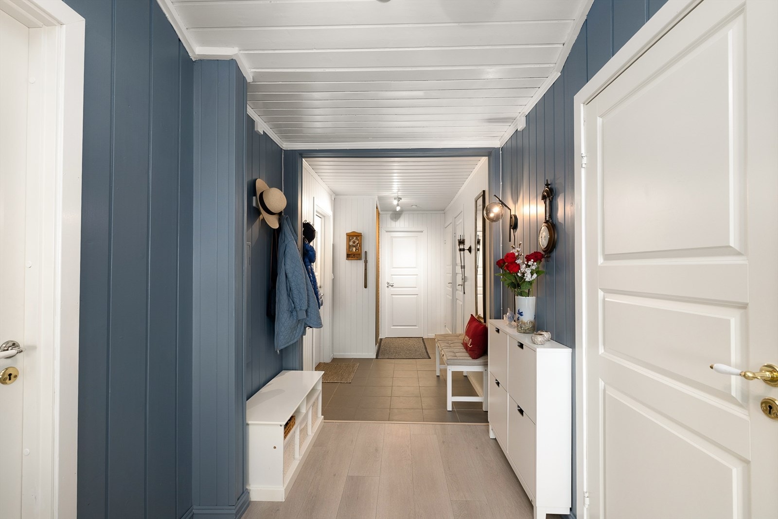 Entréen har flislagt gulv og en åpen løsning videre inn mot spisestuen. Galleribilde