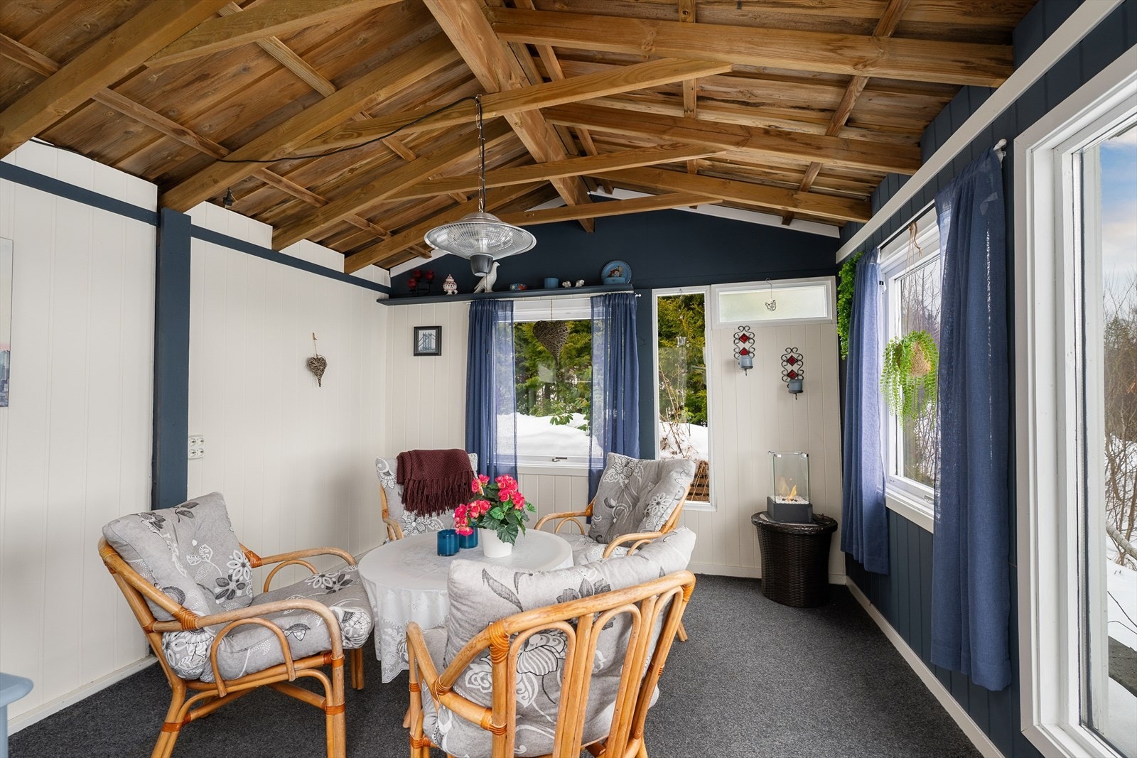 Inne i hagestuen er det en lun og hyggelig atmosfære, perfekt for å forlenge sommerkveldene. Galleribilde