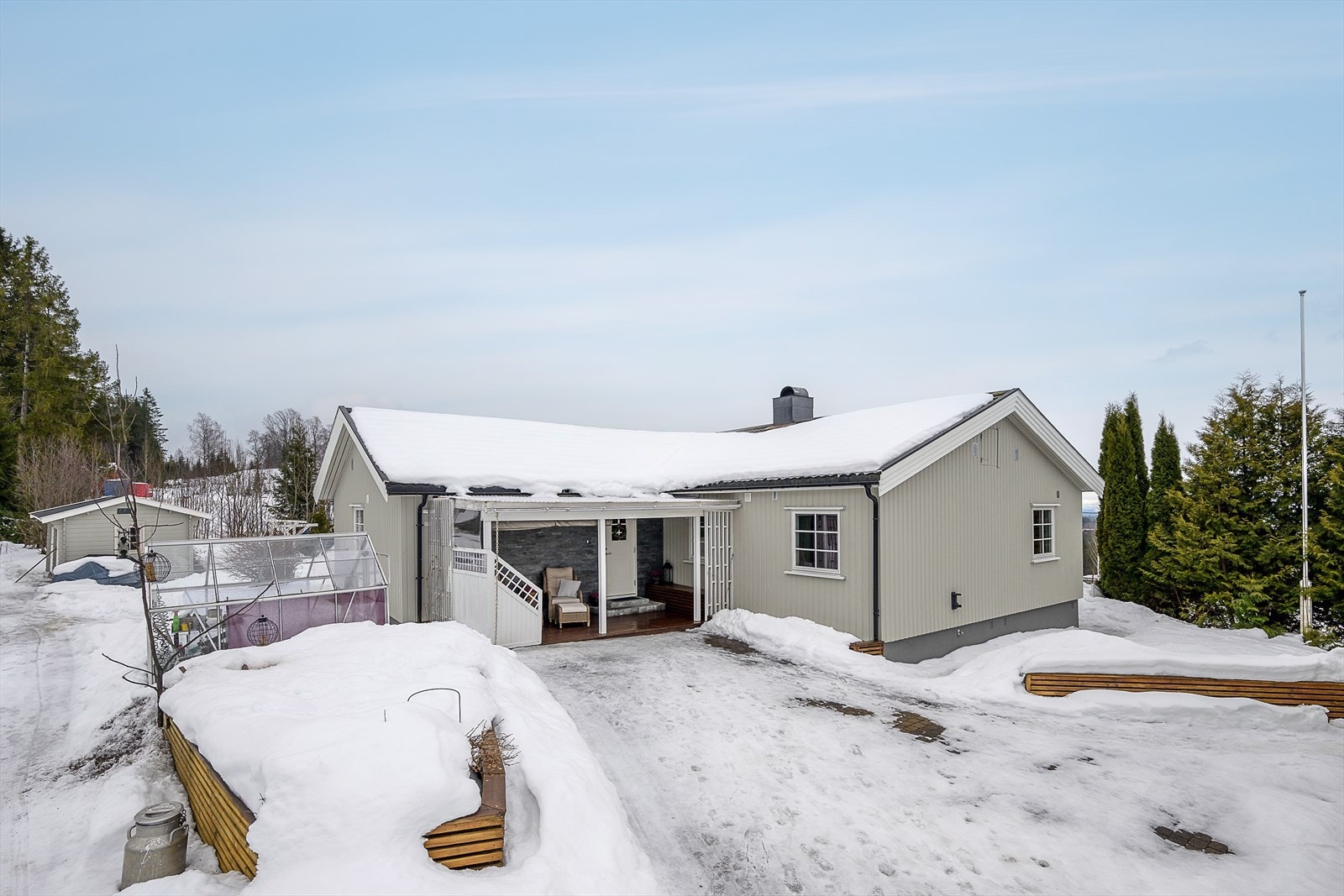 Eiendommen har eiet tomt på 1054 m², med umiddelbar nærhet til naturen. Galleribilde