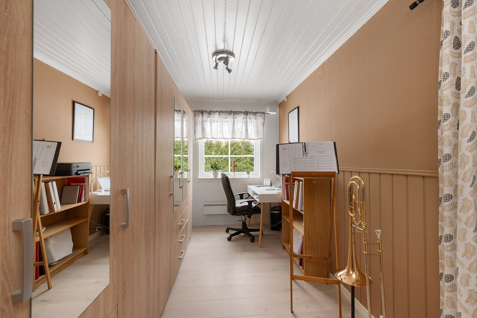 Det tredje rommet er i dag innredet som et praktisk hjemmekontor. Galleribilde
