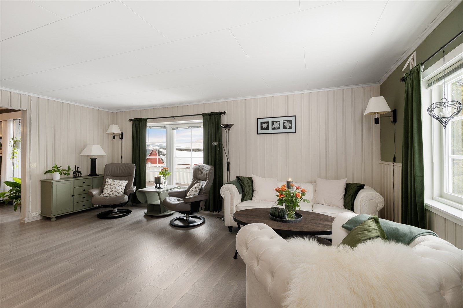 Her er det god plass til en større sofagruppe og annet ønsket møblement. Galleribilde