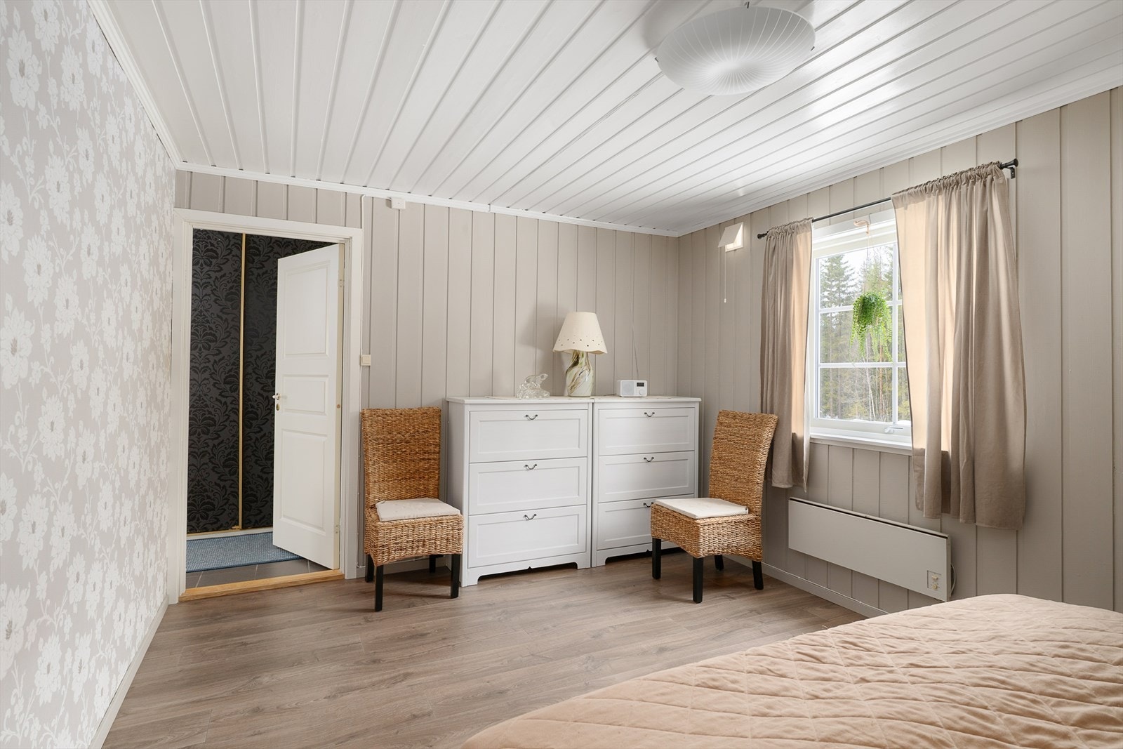 Alle soverommene har profilerte lettdører. Galleribilde