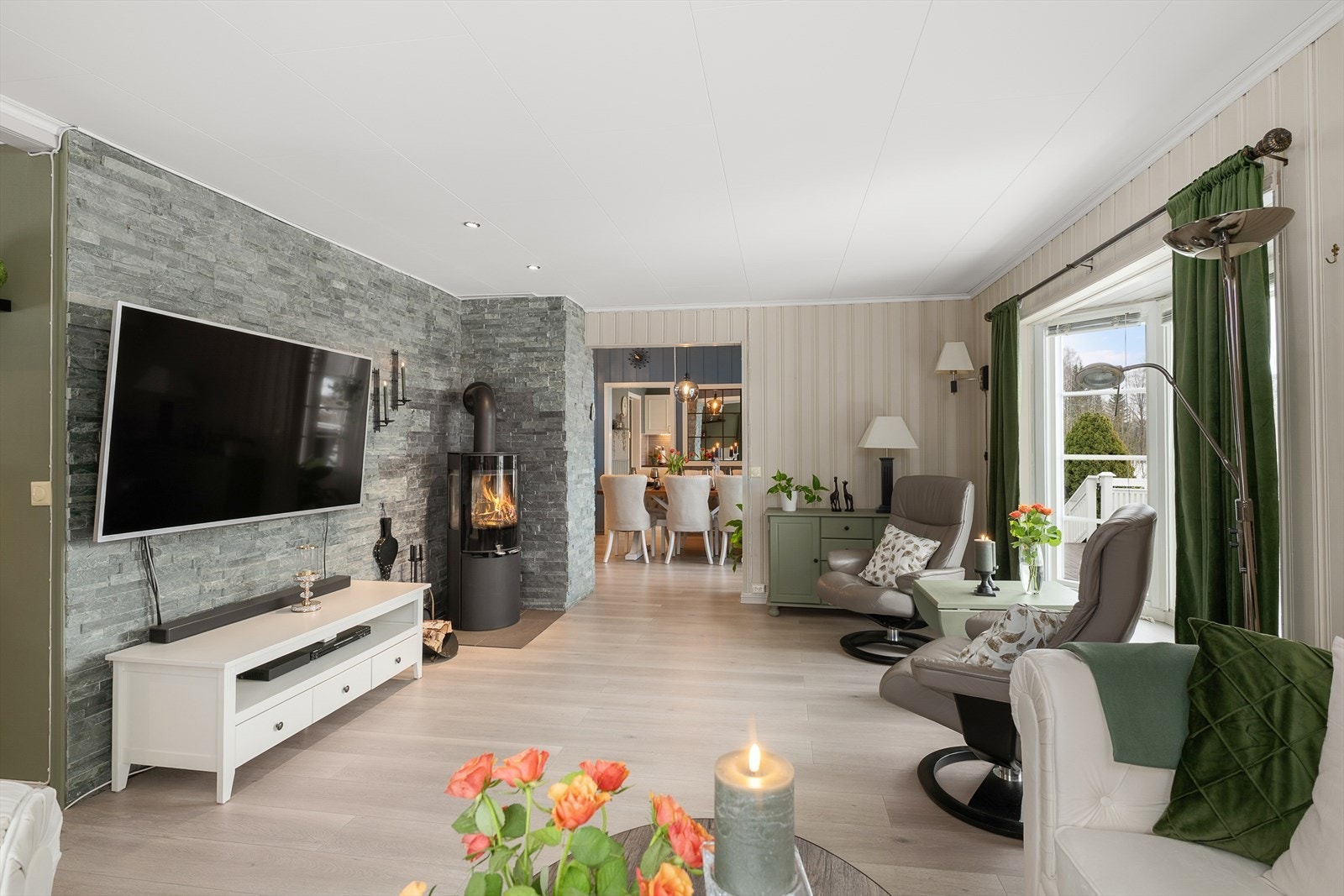 Stuen har gjennomgående laminat på gulvet og behagelige fargevalg. Galleribilde