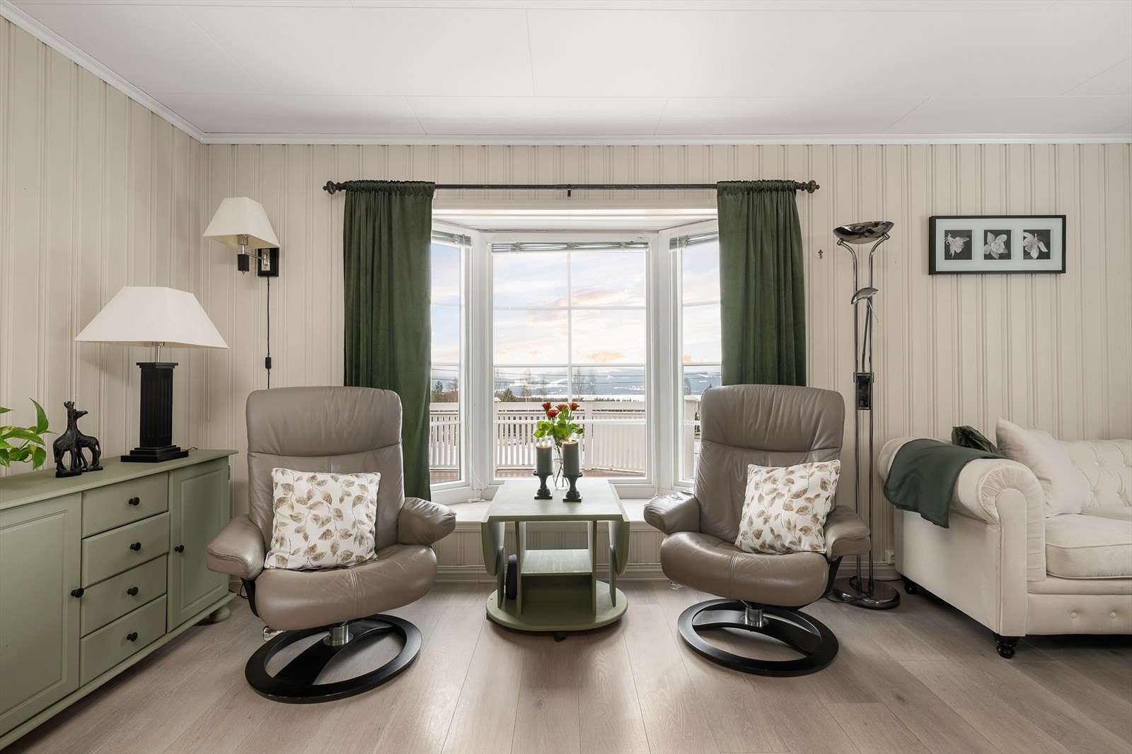 Store vindusflater, nye i 2020, gir rikelig med naturlig lys. Galleribilde