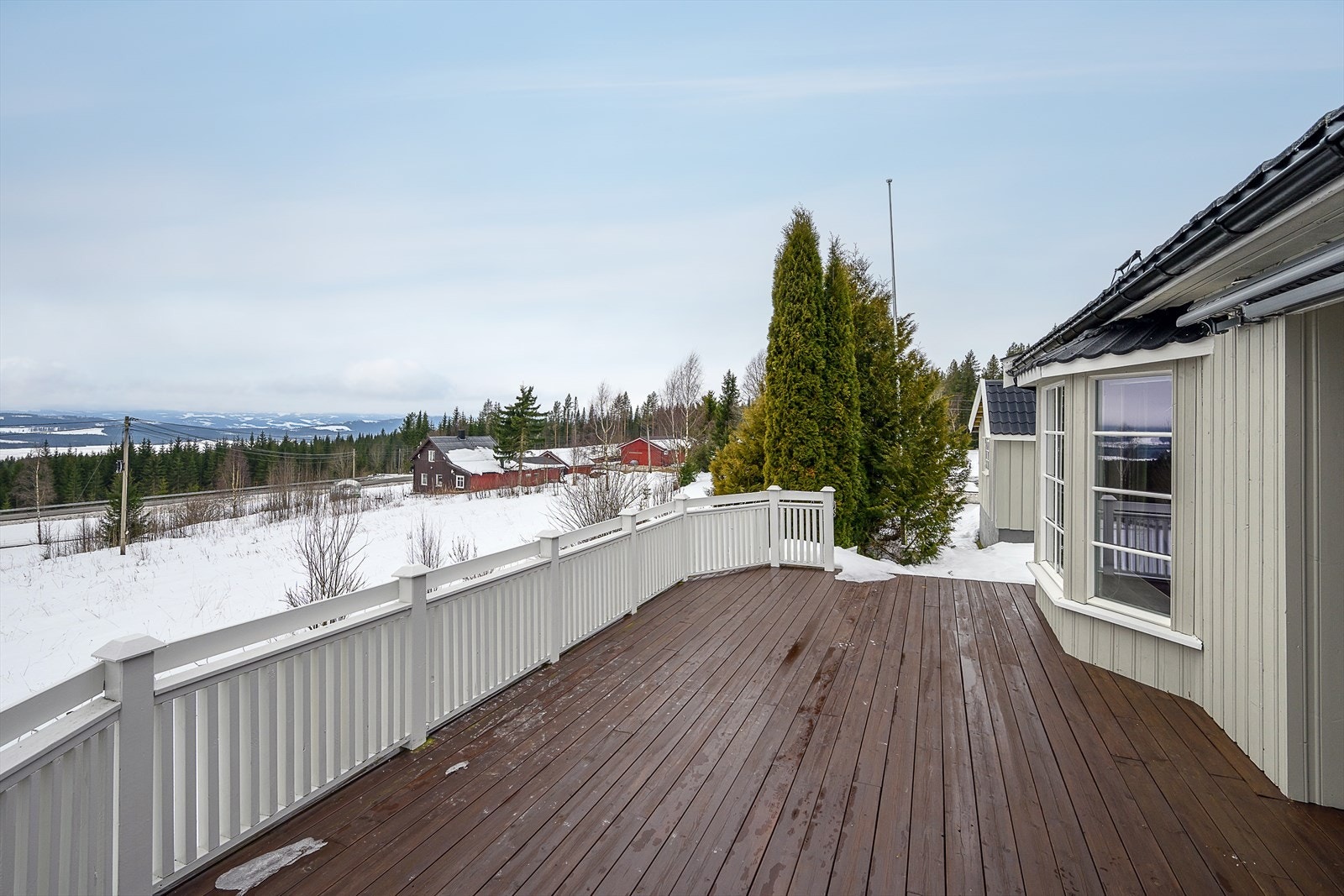 Den store verandaen på 29 m² har rikelig med plass for utemøbler og sosiale soner. Galleribilde