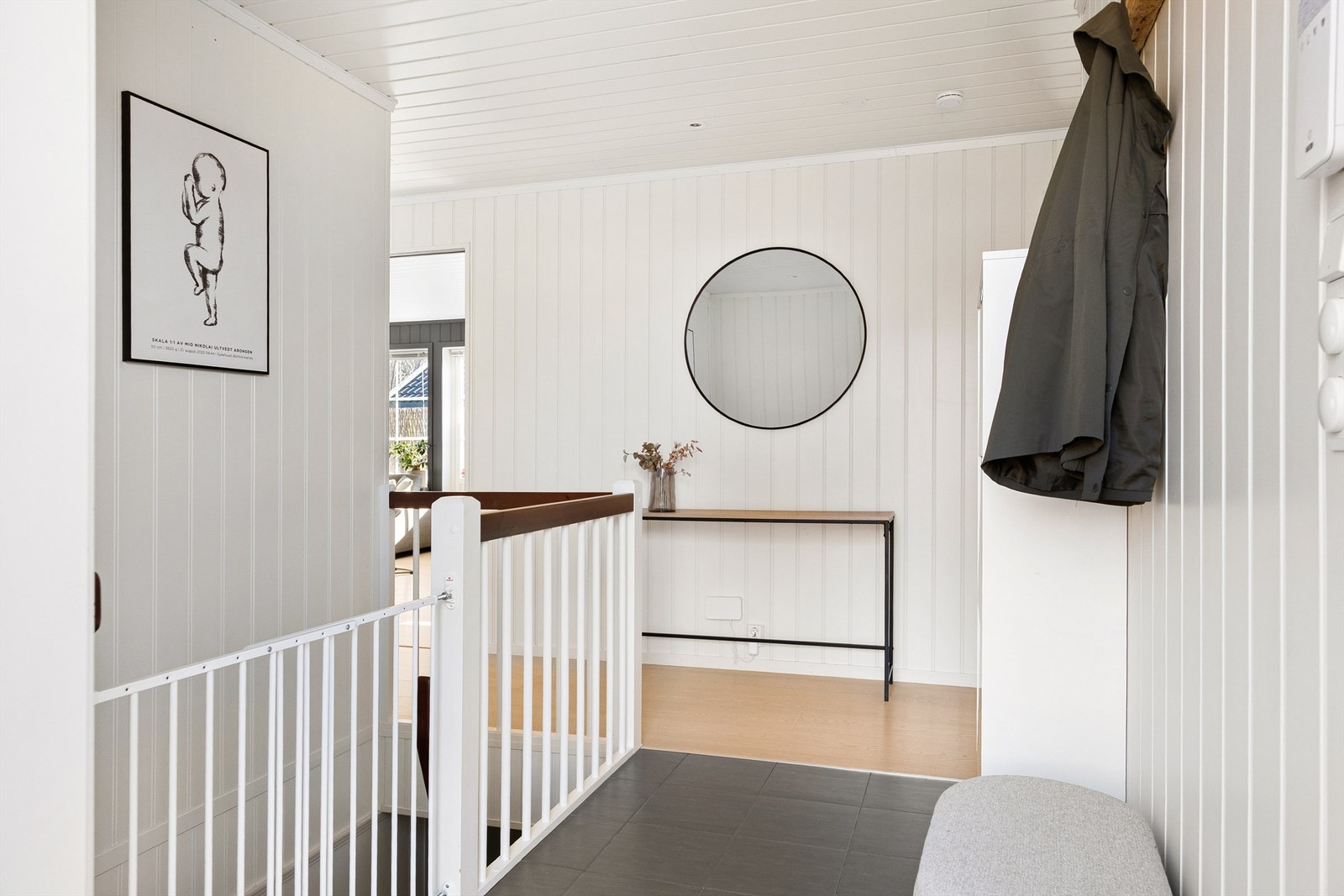 Underetasjen er tilgjengelig på trapp rett fra entreen. Galleribilde
