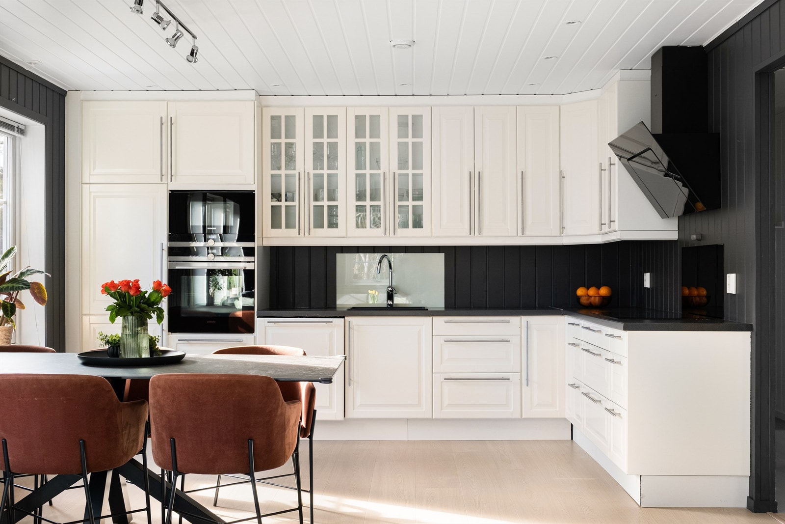 Kjøkkenets omfangsrike og stilsikre innredning er fra IKEA og fyller i tillegg til sin rent praktiske funksjon også rollen som et stort møbel. Galleribilde