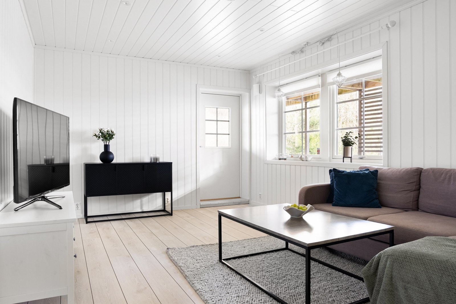 Med både stue, kontor innredet som soverom, og bad samt mulighet for utvendig adkomst er underetasjen en glimrende ungdomsavdeling. Galleribilde