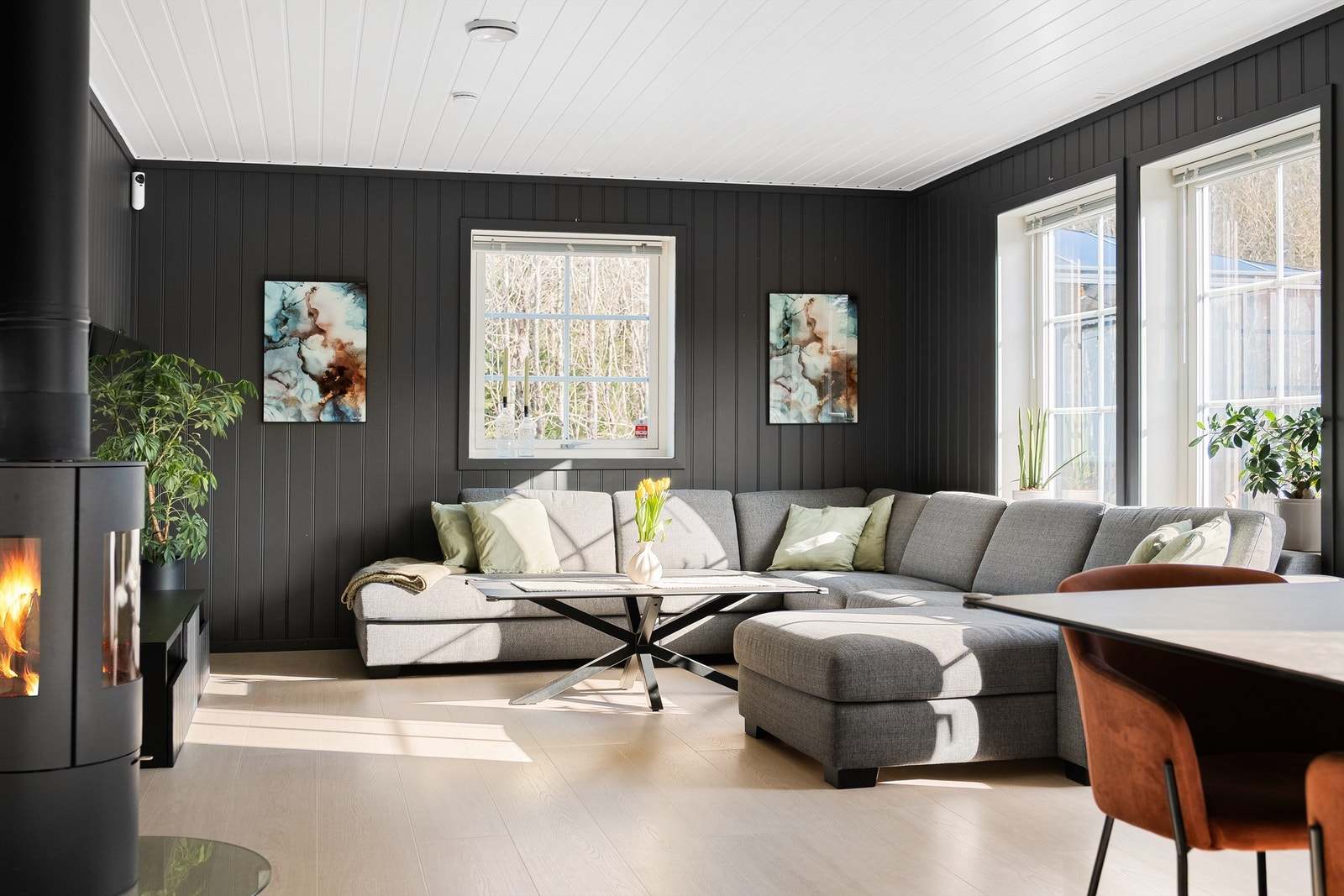 Gulvene er i de fleste rom av lys og dekorativ laminat. Nytt gulv er i senere år lagt i stuen og etasjens gang. Galleribilde