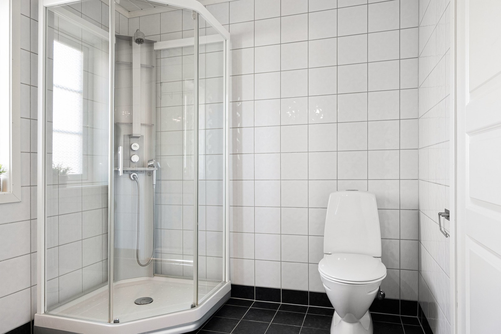 Badet i første benyttes med dusjkabinett som begrenser vannpåkjenning på gulvet og veggene som alle er flislagt. I gulvet er det også varme. Galleribilde