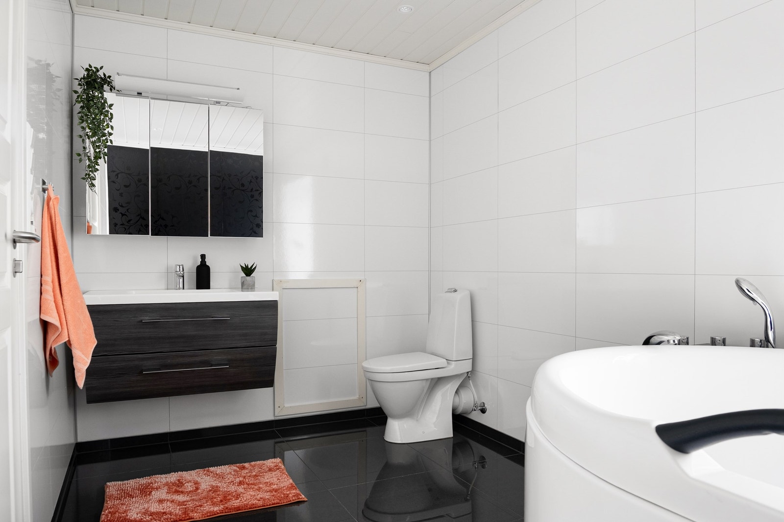Badet i underetasjen ble pusset opp i 2015. Gulvet er utført med varme og fliser, veggene med tapet og flis-mønstrede våtromsplater. Galleribilde