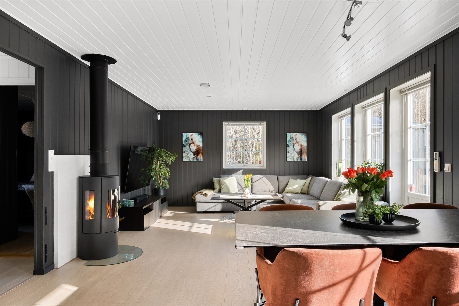 Boligen ble oppført med moderne standard for byggeåret og er i dag velholdt. Galleribilde