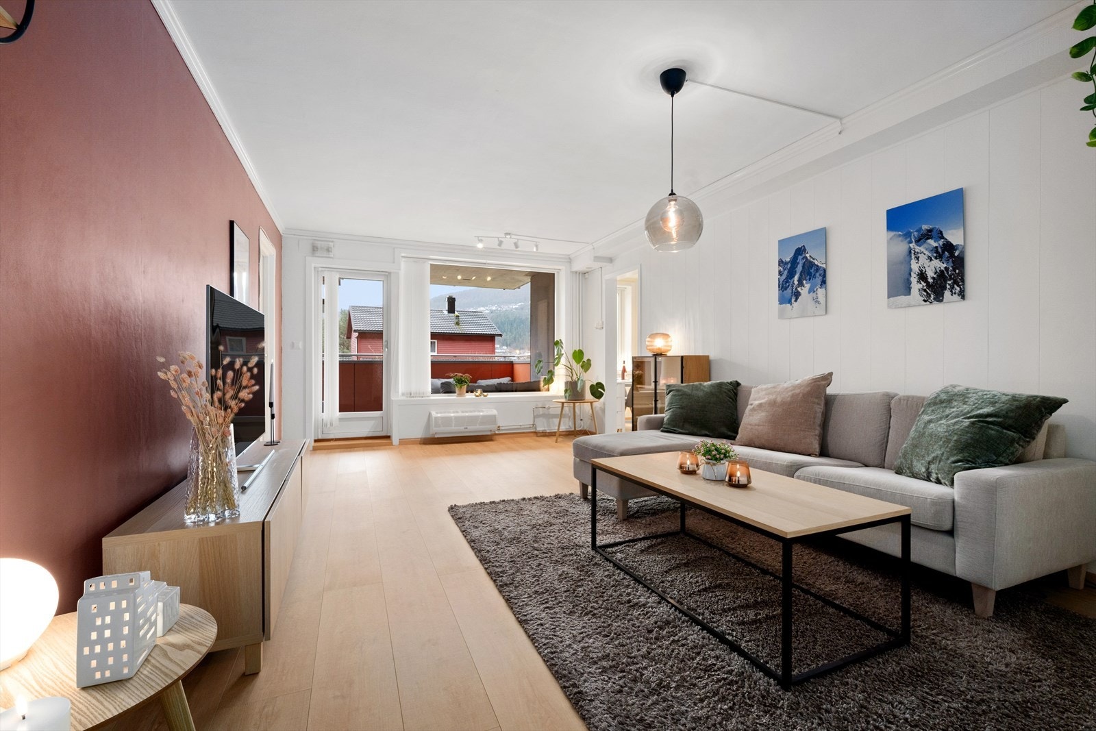Innvendige overflater er malt i tidsriktige og delikate fargetoner. Galleribilde