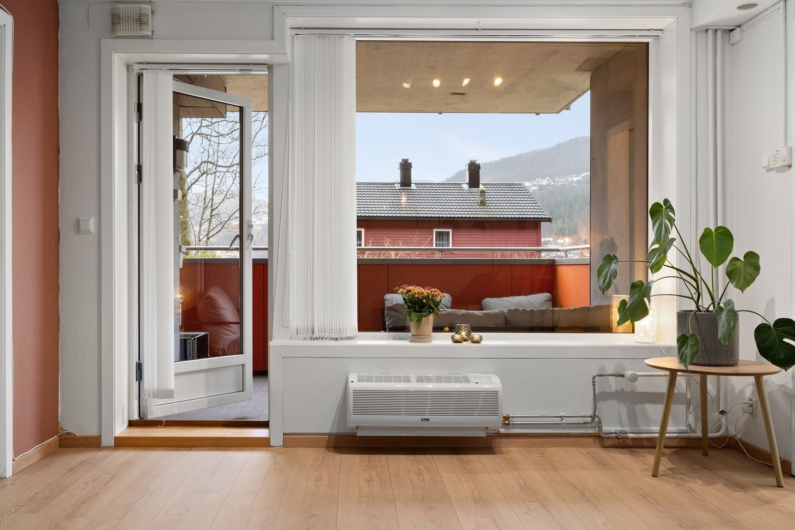 Leiligheten har balansert ventilasjon med varmegjenvinning og felles varmeanlegg. Viftekonvektor er montert i stue. Galleribilde
