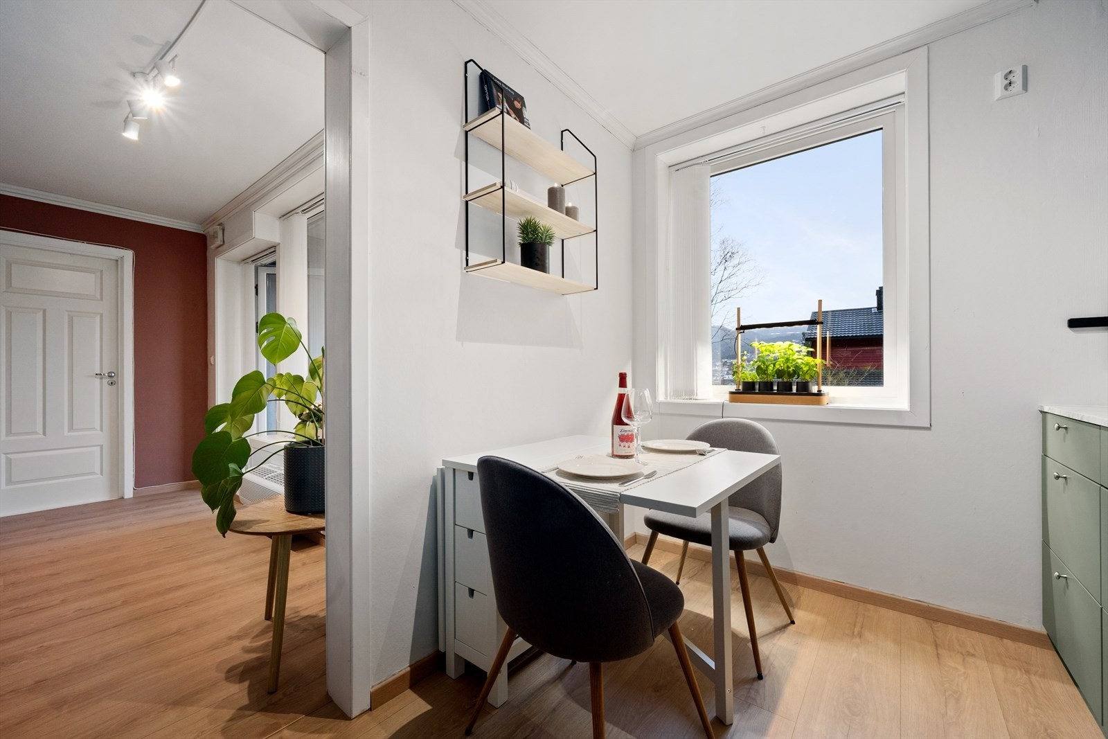 Det er også plass til et lite kjøkkenbord ved vinduet. Galleribilde