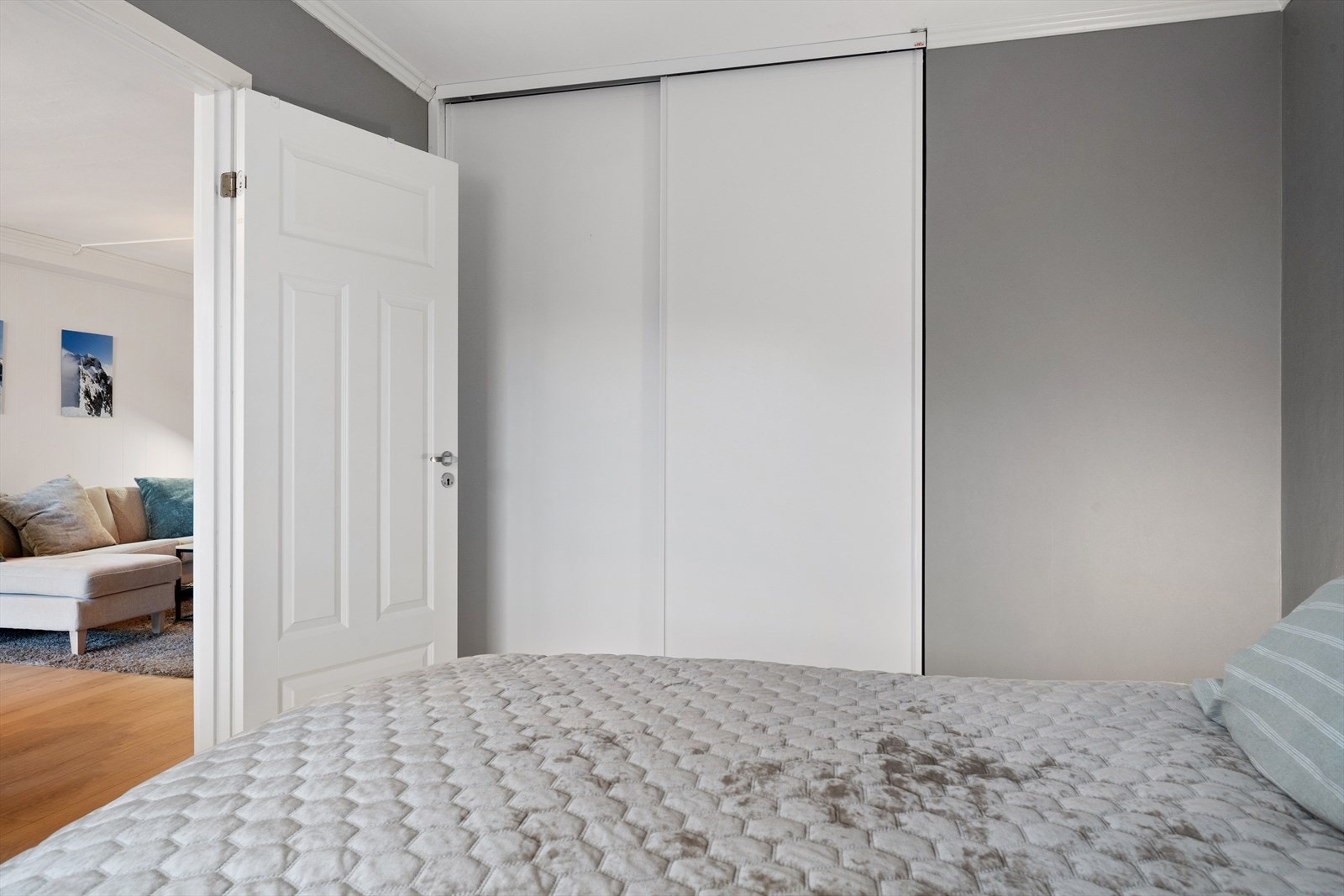 Skyvedørsgarderobe med innredning fra Elfa gir verdifull oppbevaringsplass. Galleribilde
