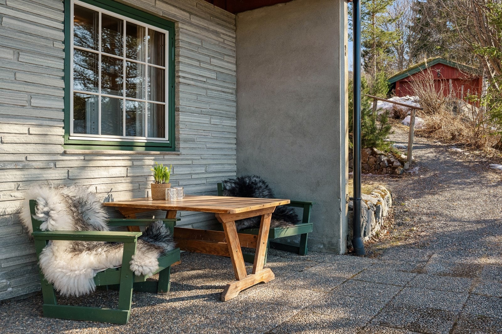 Utenfor inngangen er det et hellelagt område som gir et hyggelig førsteinntrykk. Galleribilde