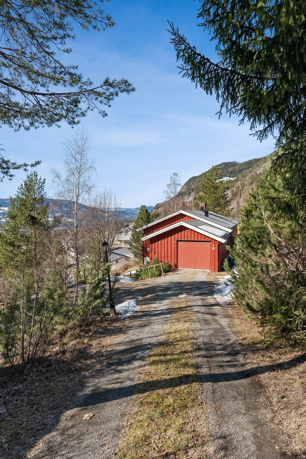 På kortsiden av boligen er det oppført garasje med vippeport. Galleribilde