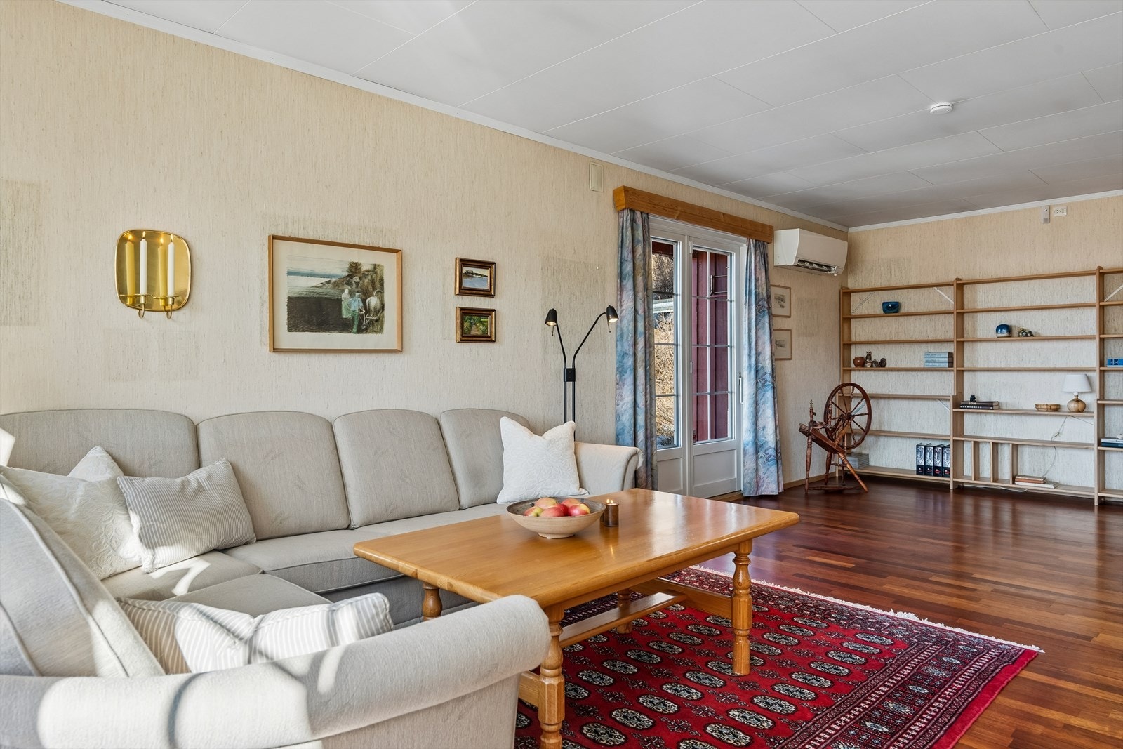 Fra stua er det utgang til en overbygd veranda med smijernsrekkverk og trapp ned til terreng. Galleribilde