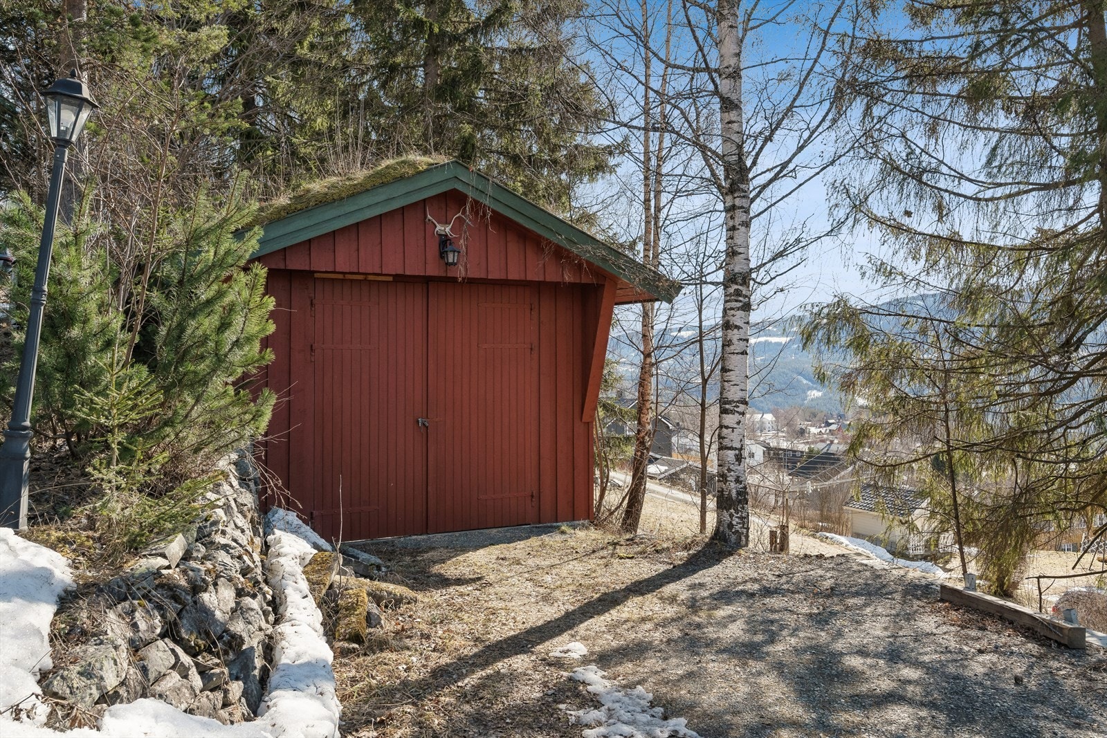 I tillegg finnes en frittstående garasje med dobbeltdør på eiendommen. Galleribilde
