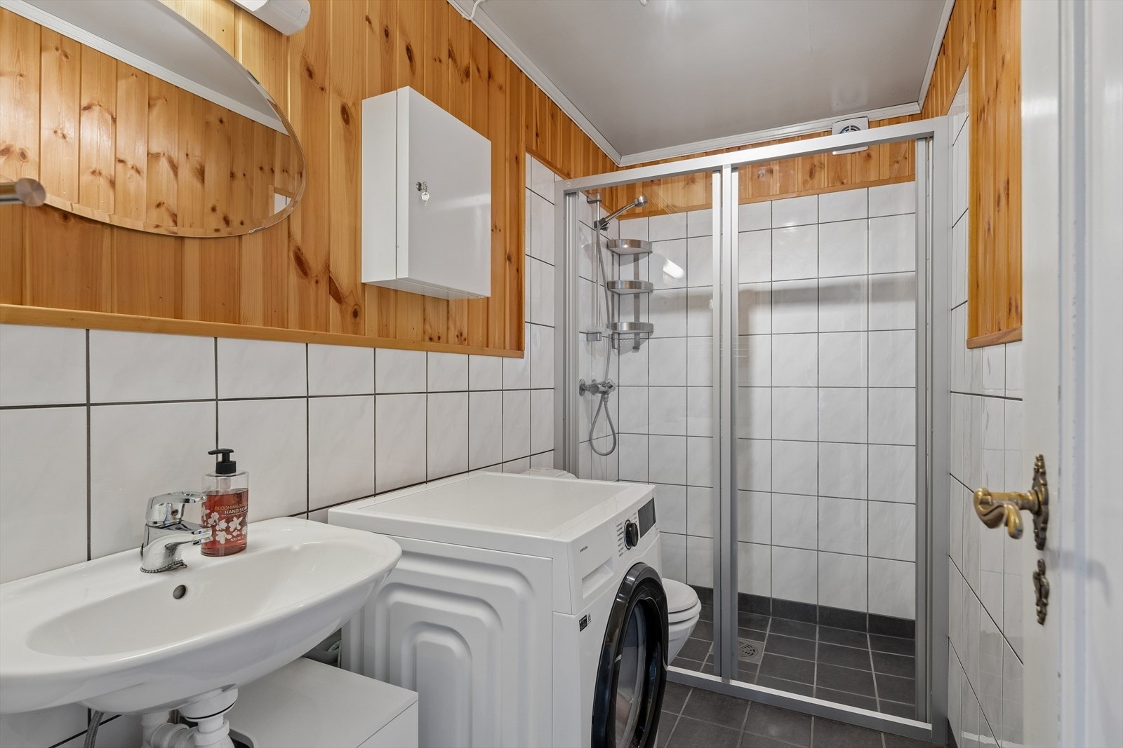 Badet ble renovert i 2013 og har flislagt gulv med varmekabler. Badet er utstyrt med servantskap, servant, speil, toalett og dusj med dusjvegger. Galleribilde