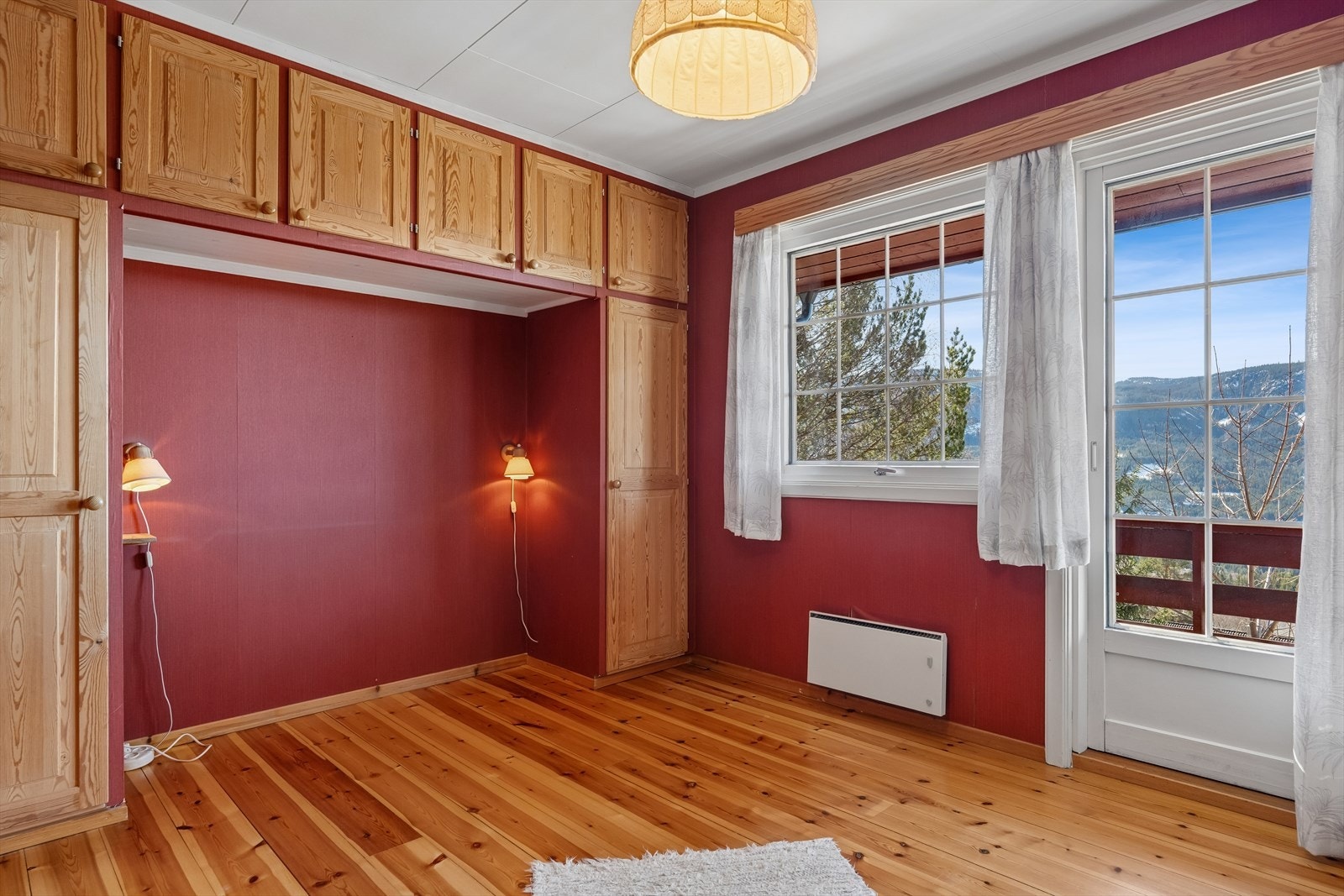 I hovedetasjen finner du tre gode soverom. Hovedsoverommet har plassbygde skap med tredører og utgang til en koselig balkong. Galleribilde