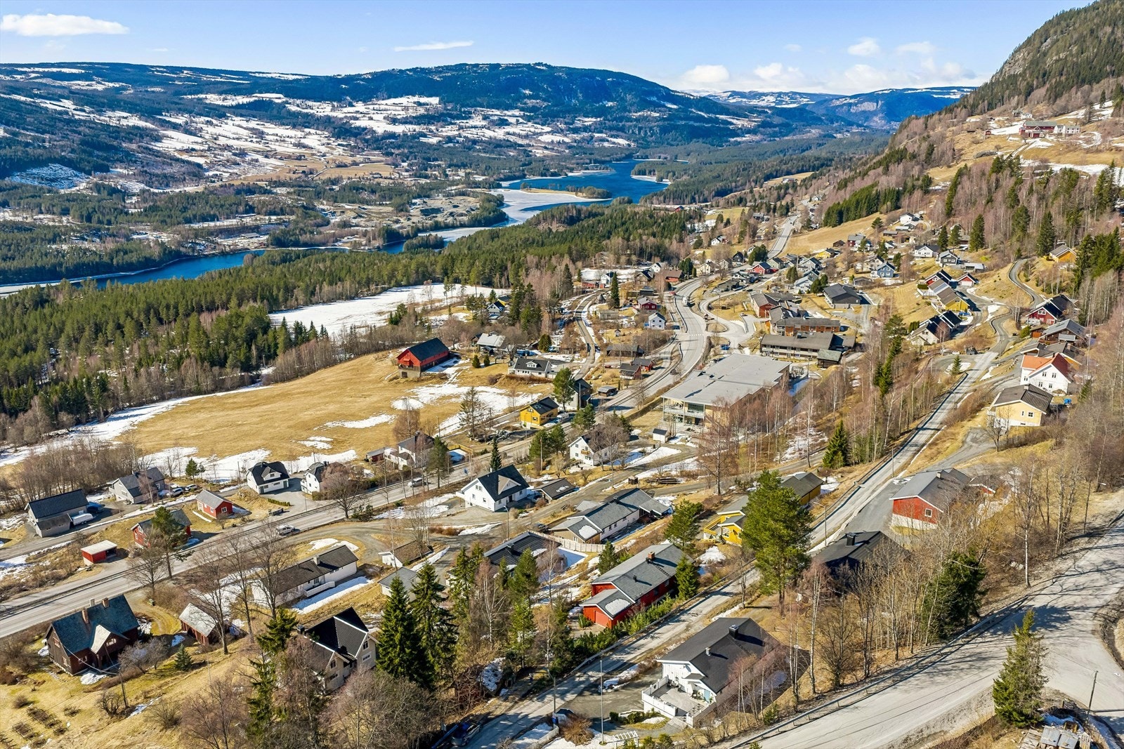 Fra Aurdal er det ca. 13 km til Fagernes med barne- og ungdomsskole, kommuneadministrasjon, VLMS, kino og et rikt utvalg av butikker, serveringssteder mm. Galleribilde