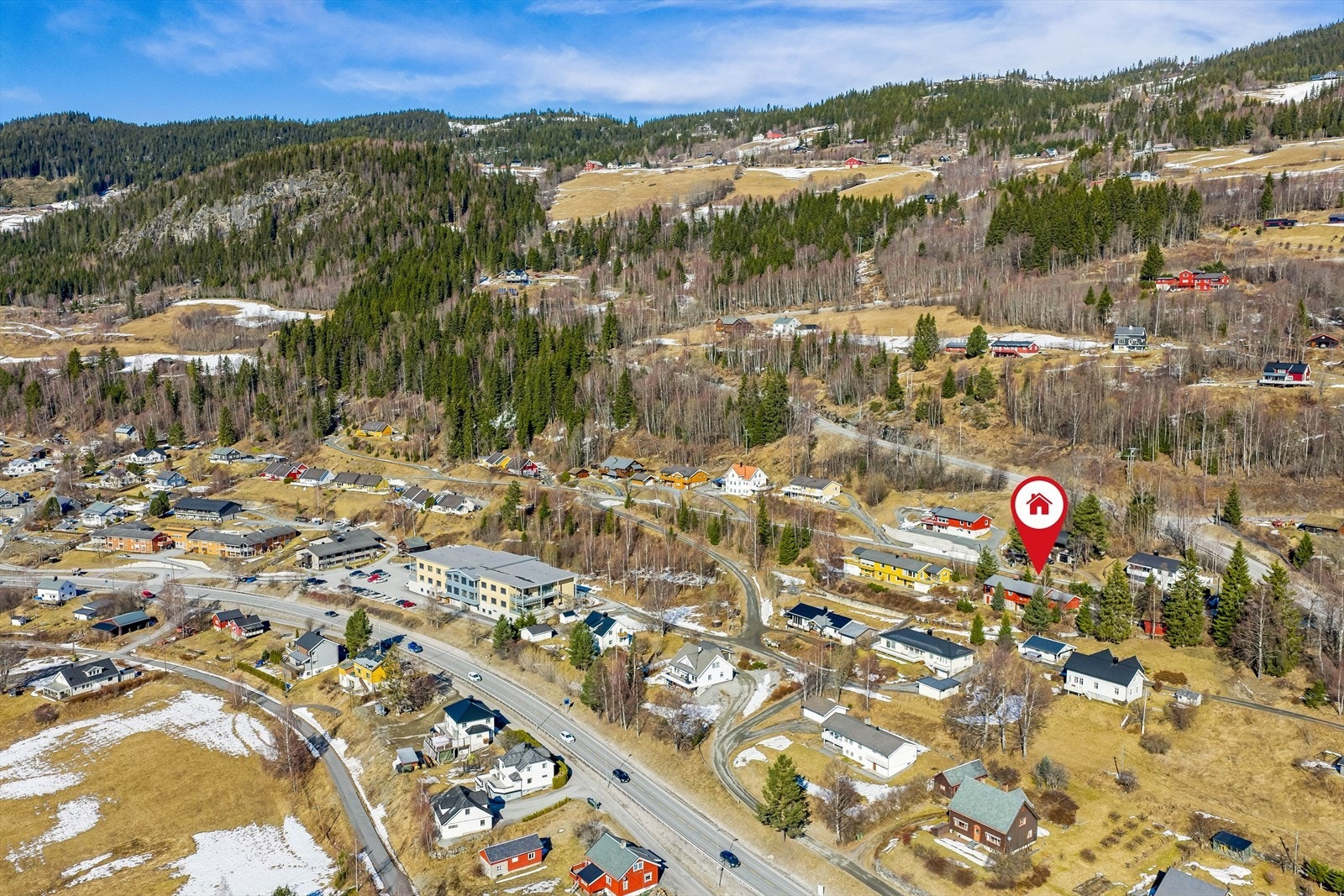 Pilelykkja 4 oppleves som rolig, skjermet og svært trivelig å bo i. Velkommen på visning! Galleribilde