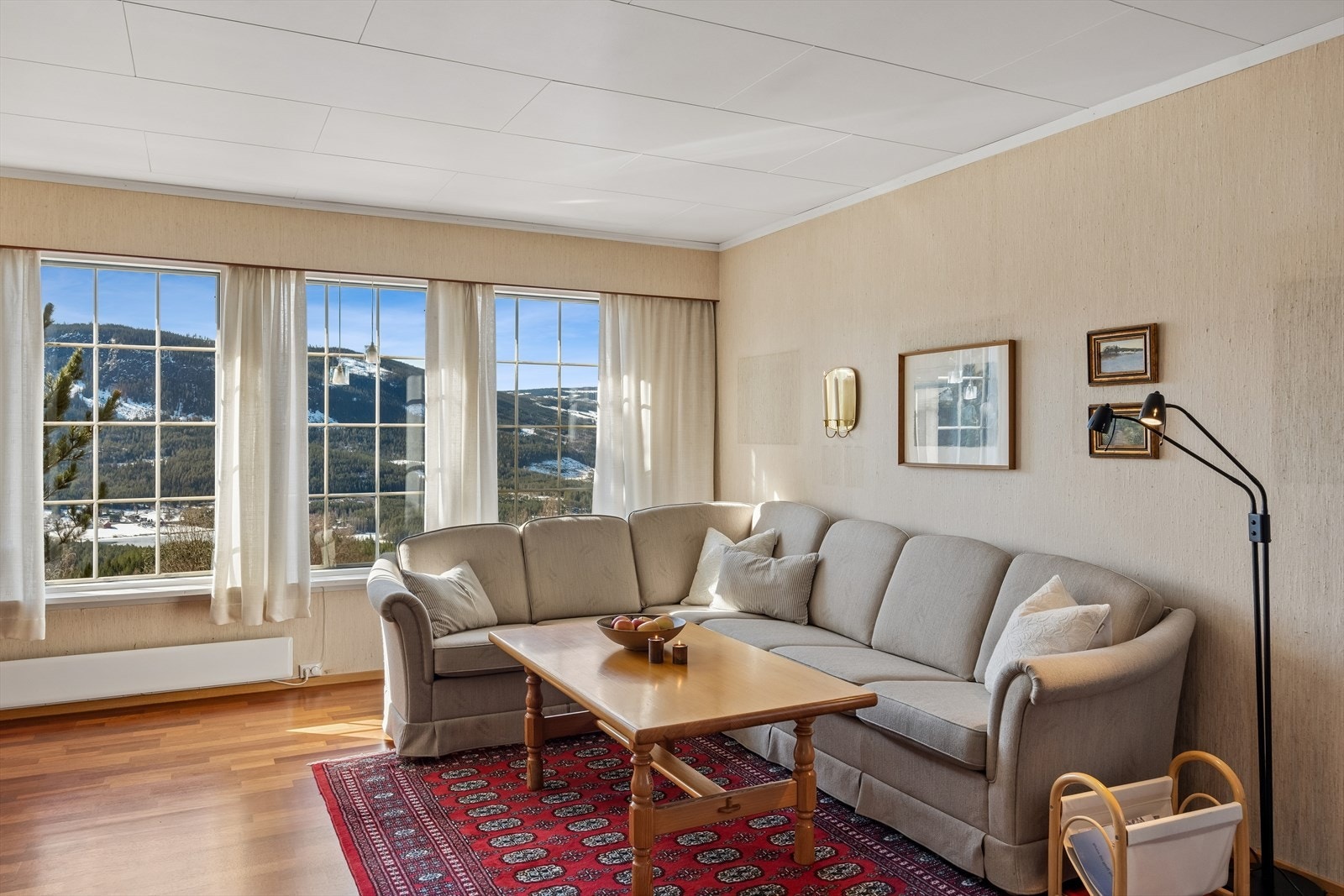 Her er det god plass til både sofagruppe, spisebord og øvrige møbleringsløsninger. Galleribilde