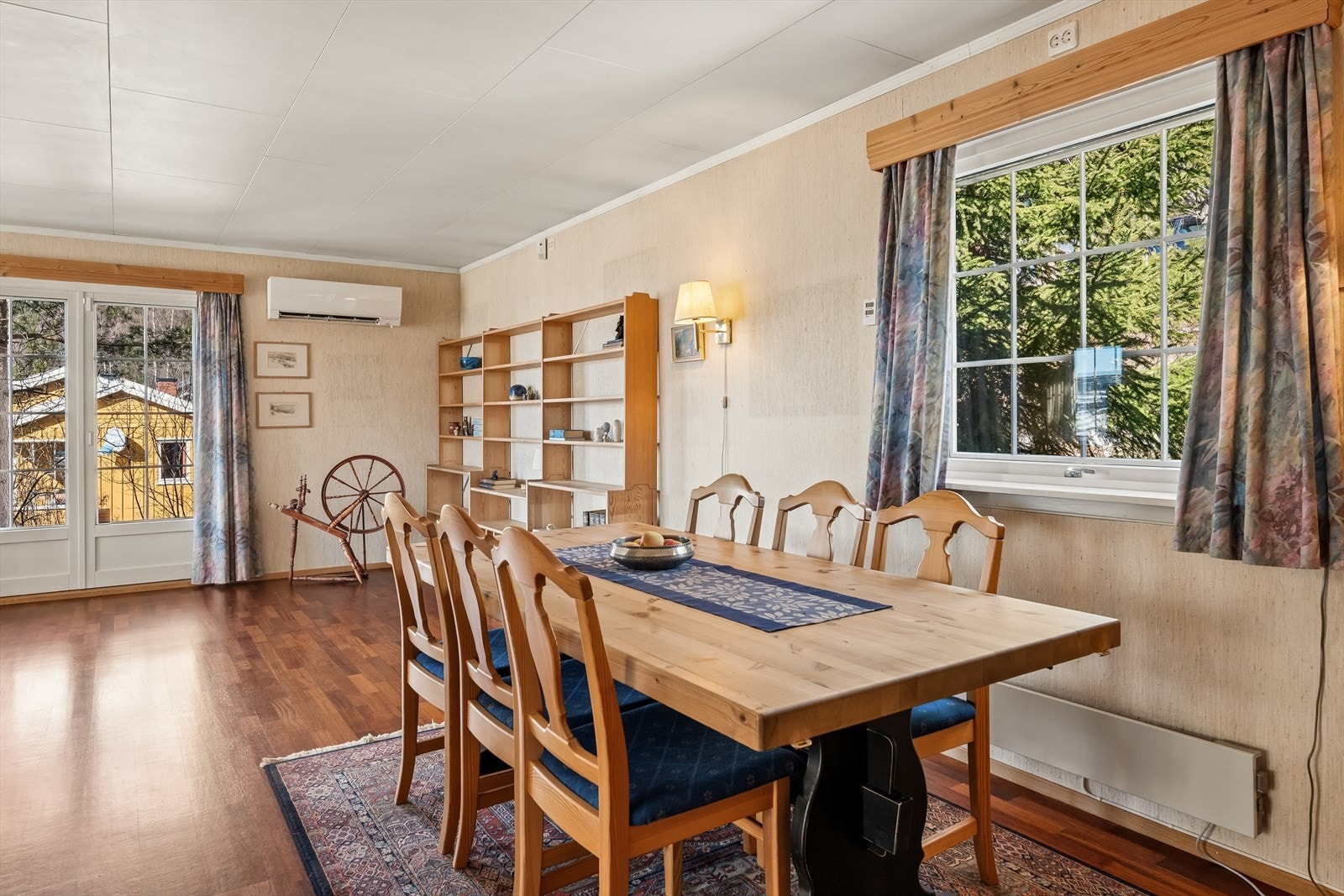 Spisebordet står ved vinduet, noe som skaper en hyggelig ramme for gode måltider og sosiale sammenkomster. Galleribilde